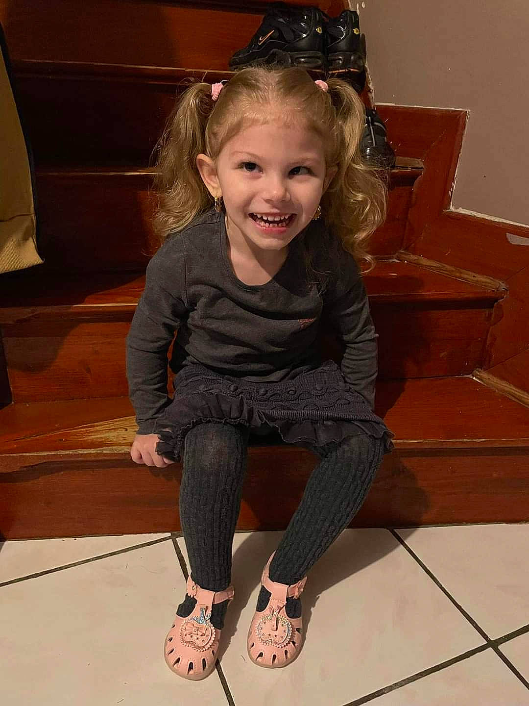 Inaya a rejoint le concours — aidez-le/la à gagner de superbes lots ! beauty, eye, flash_photography, floor, flooring, fun, hair, hairstyle, happy, head, human, joy, knee, leg, long_hair, person, shoulder, skin, smile, sportswear