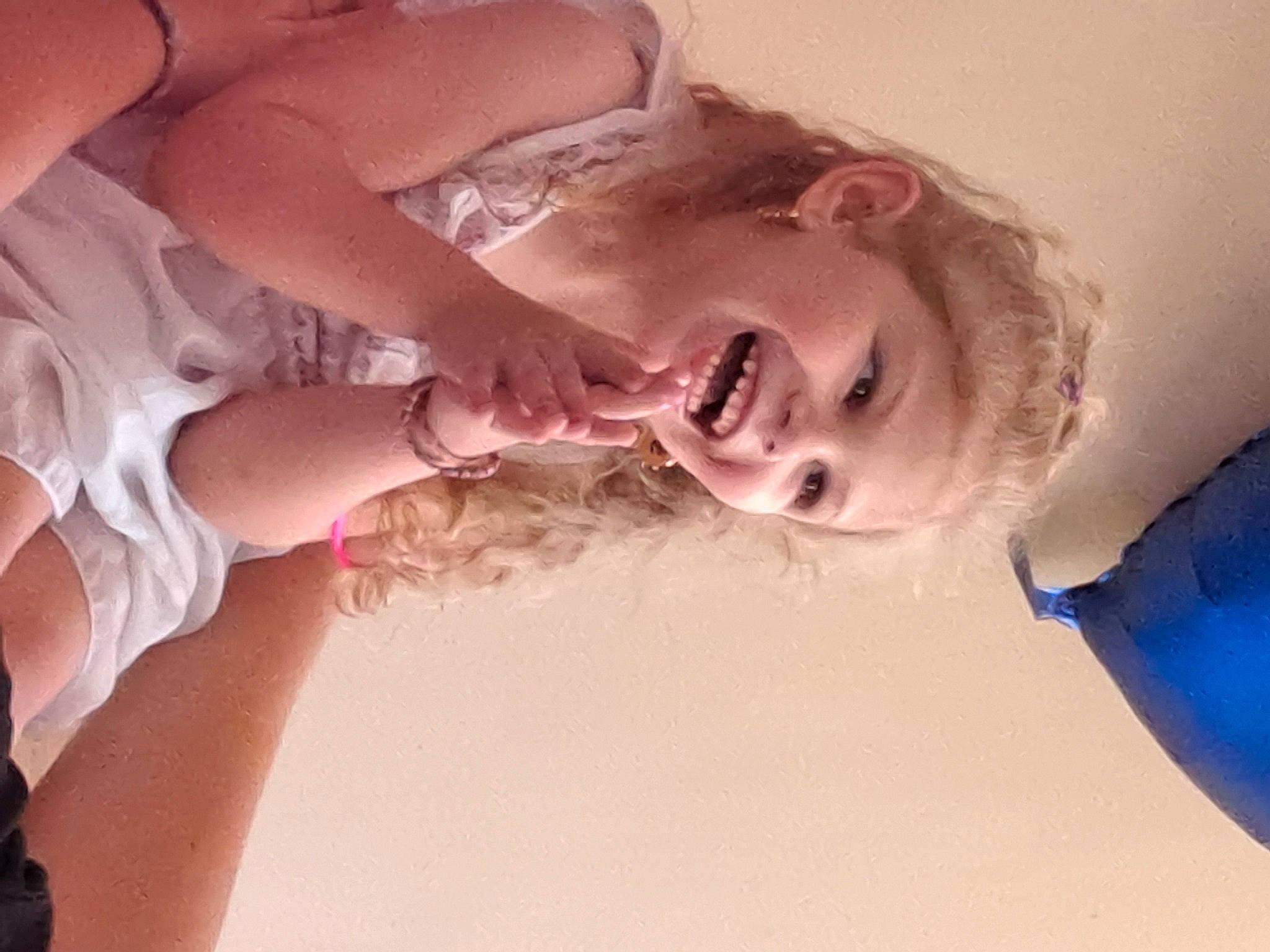 Inaya participe au concours pour gagner de l'argent avec cette photo : baby, bathing, chest, child, comfort, ear, elbow, fun, gesture, happy, human_body, human_leg, jaw, joy, mouth, nail, neck, person, skin, smile