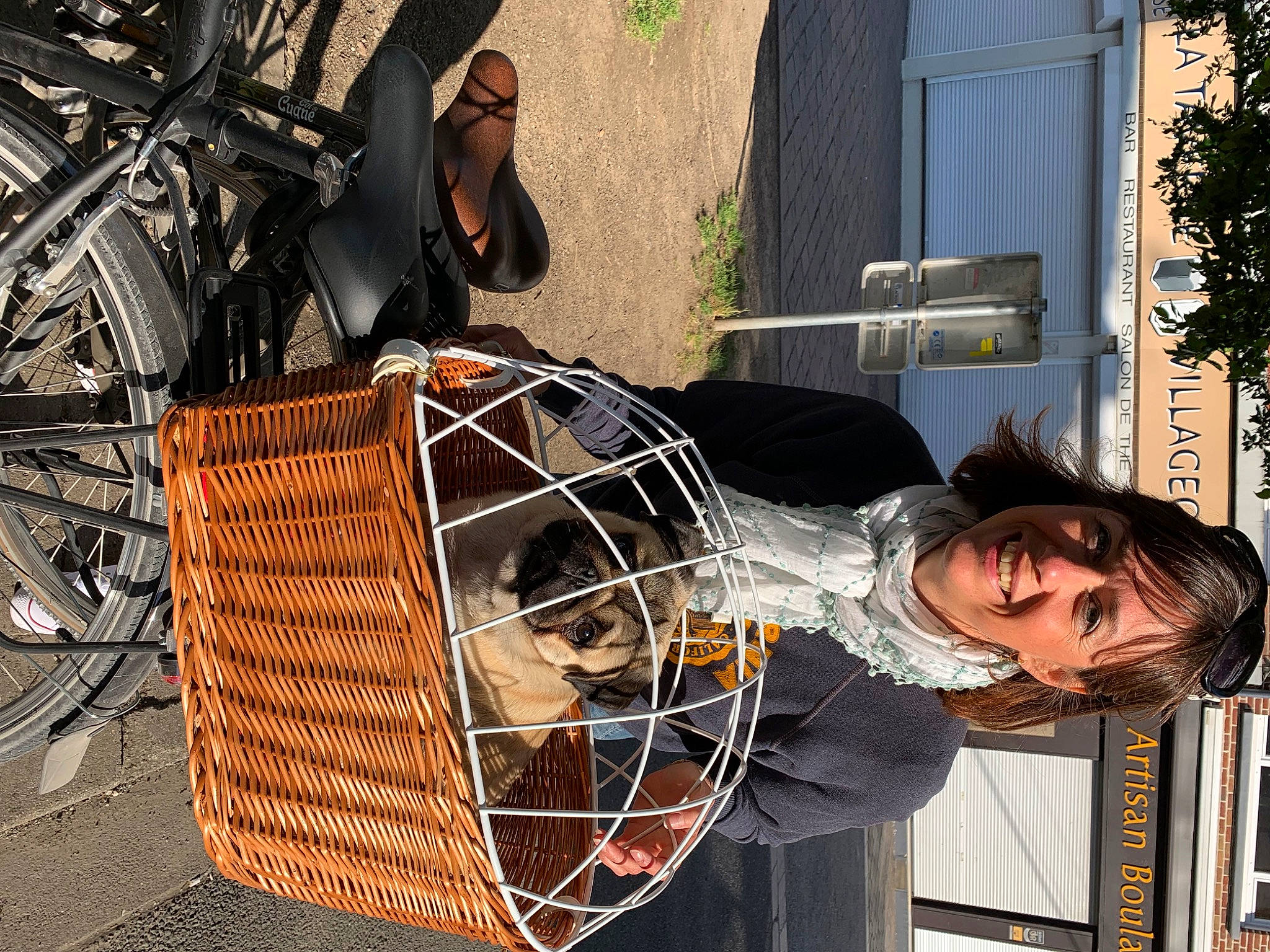 Stuart a rejoint le concours — aidez-le/la à gagner de superbes lots ! automotive_exterior, automotive_lighting, automotive_tire, bicycle, bicycle_basket, bicycle_fork, bicycle_frame, bicycle_front_and_rear_rack, bicycle_handlebar, bicycle_tire, bicycle_wheel_rim, bicycles_equipment_and_supplies, black, fender, motor_vehicle, photograph, plant, tire, tread, wheel