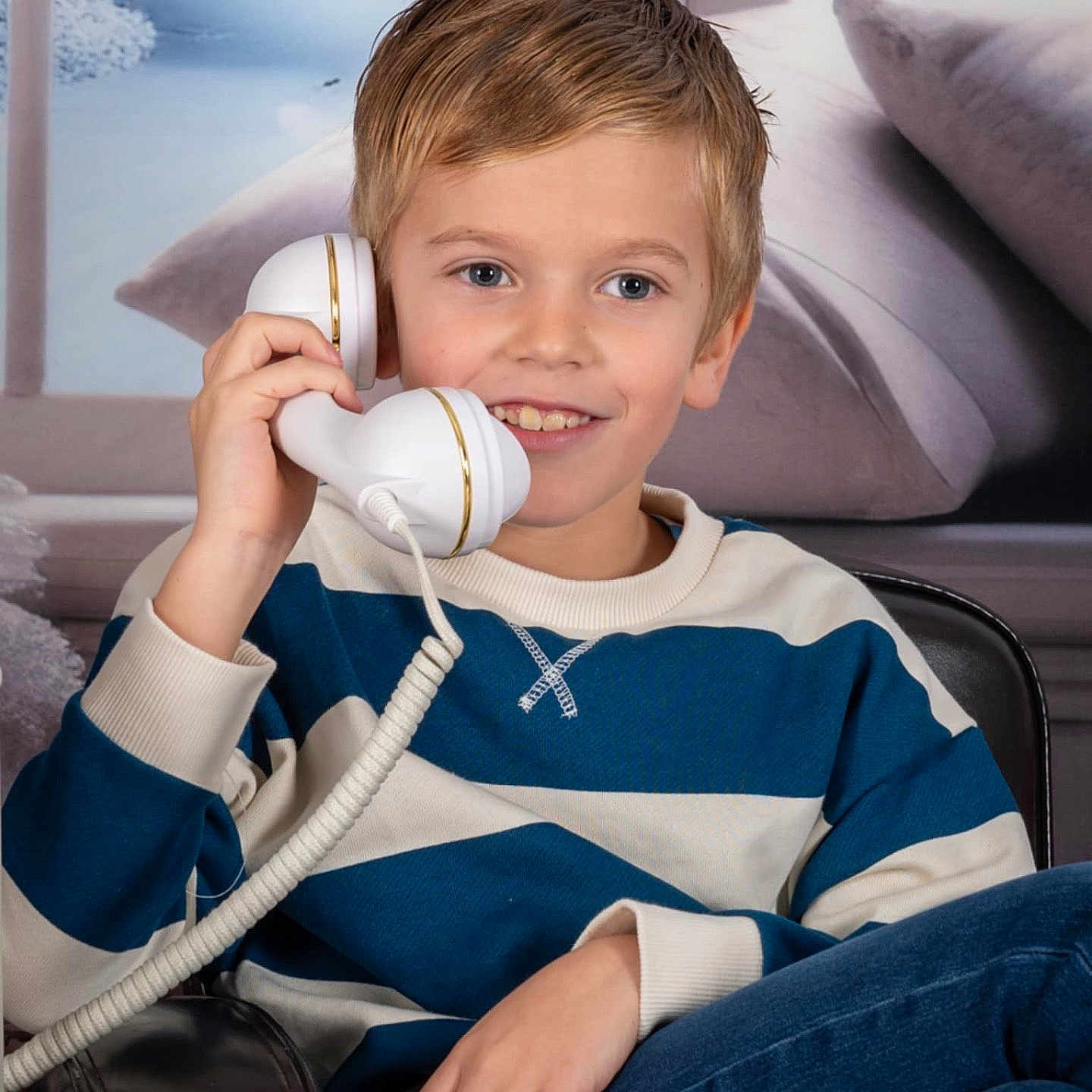 Nolan a rejoint le concours — aidez-le/la à gagner de superbes lots ! appliance, baby, blowdryer, clothing, couch, device, electricaldevice, electronics, face, furniture, happy, head, jeans, pants, person, phone, photography, portrait, sitting, smile