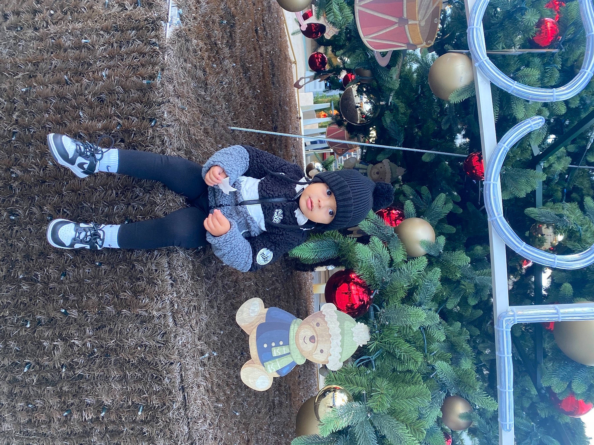 Médîne participe au concours pour gagner de l'argent avec cette photo : carmine, christmas_decoration, christmas_ornament, christmas_tree, conifer, electric_blue, event, evergreen, headwear, holiday, holiday_ornament, interior_design, light, ornament, person, plant, plastic, red, toy, tree