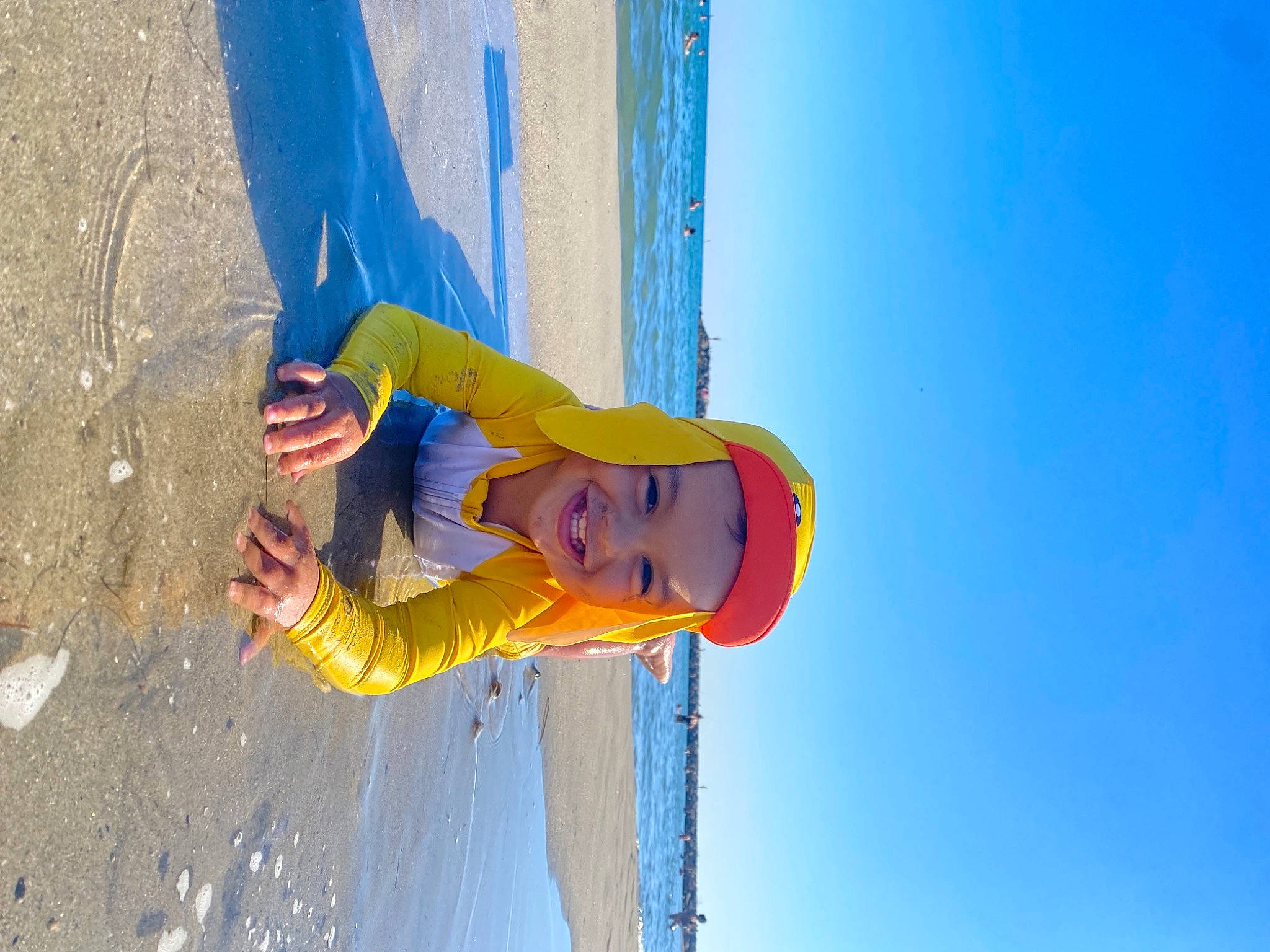 Médîne participe au concours pour gagner de l'argent avec cette photo : adventure, azure, beach, blue, elbow, electric_blue, fun, happy, hat, headwear, human_leg, joy, landscape, leisure, people_in_nature, person, recreation, shadow, sky, toddler