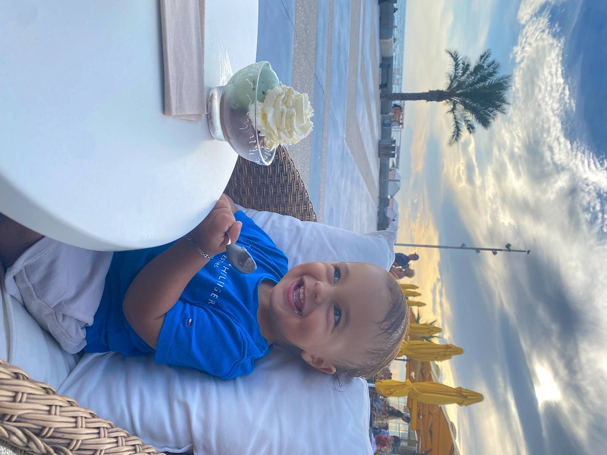 Médîne a rejoint le concours — aidez-le/la à gagner de superbes lots ! azure, cap, circle, cloud, daytime, electric_blue, fun, happy, hat, headgear, joy, leisure, person, recreation, sky, smile, sun_hat, toddler, water, white