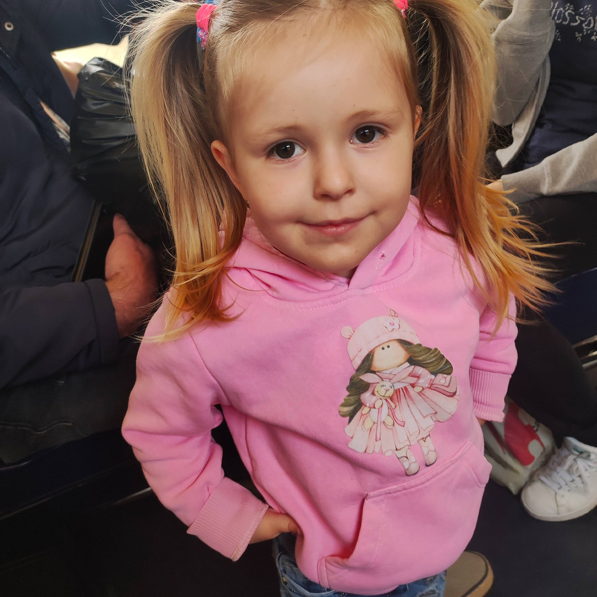 Amelia a rejoint le concours — aidez-le/la à gagner de superbes lots ! baby_toddler_clothing, beauty, cheek, child, chin, cool, eye, eyelash, facial_expression, hair, hairstyle, happy, head, iris, joy, magenta, person, pink, skin, sleeve