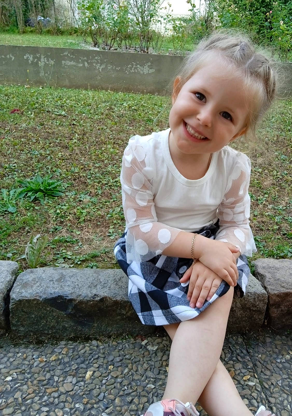 Amelia participe au concours pour gagner de l'argent avec cette photo : baby_toddler_clothing, child, electric_blue, grass, happy, head, human_leg, joy, knee, pattern, person, plaid, plant, sitting, sleeve, smile, sock, spring, t_shirt, tartan