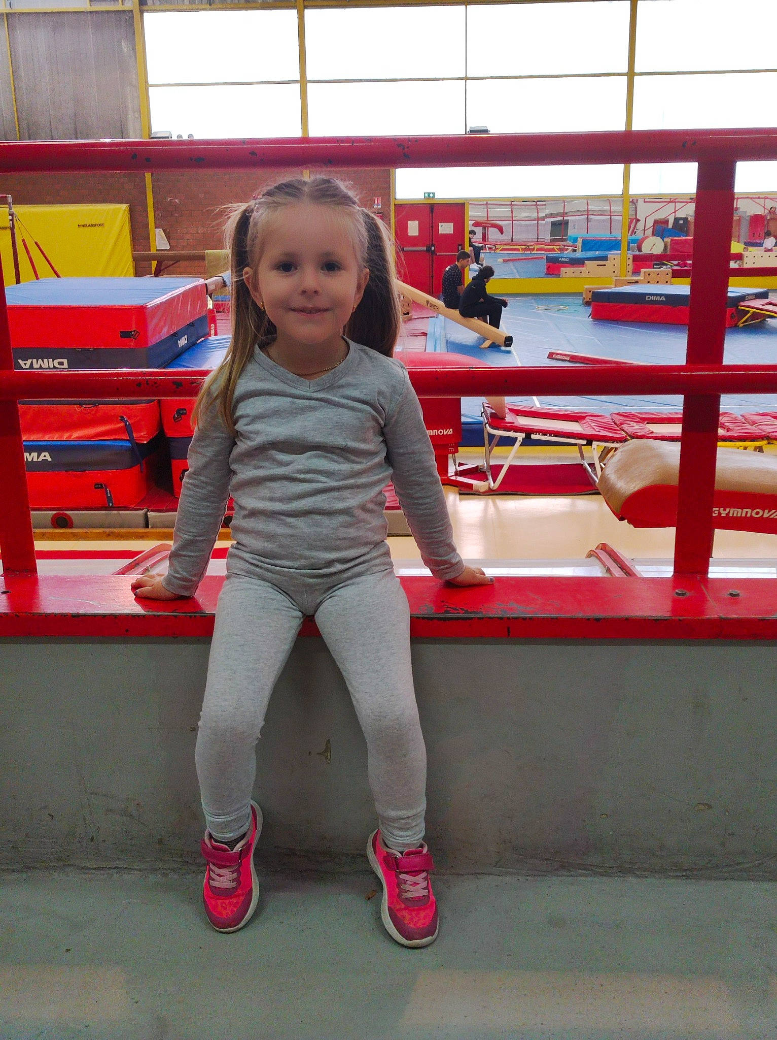 Amelia participe au concours pour gagner de l'argent avec cette photo : child, electric_blue, flooring, foot, fun, happy, human_leg, joy, knee, leisure, person, play, recreation, shelf, sitting, sleeve, smile, sportswear, standing, t_shirt