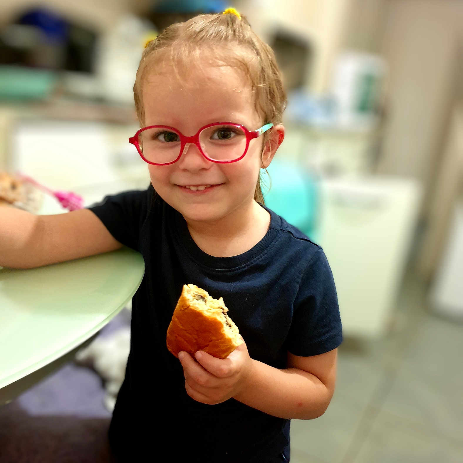 Emmy a rejoint le concours — aidez-le/la à gagner de superbes lots ! accessories, baby, bodypart, bread, bun, cream, croissant, dessert, eating, face, finger, food, glasses, hand, head, hotdog, person, photography, portrait, sweets