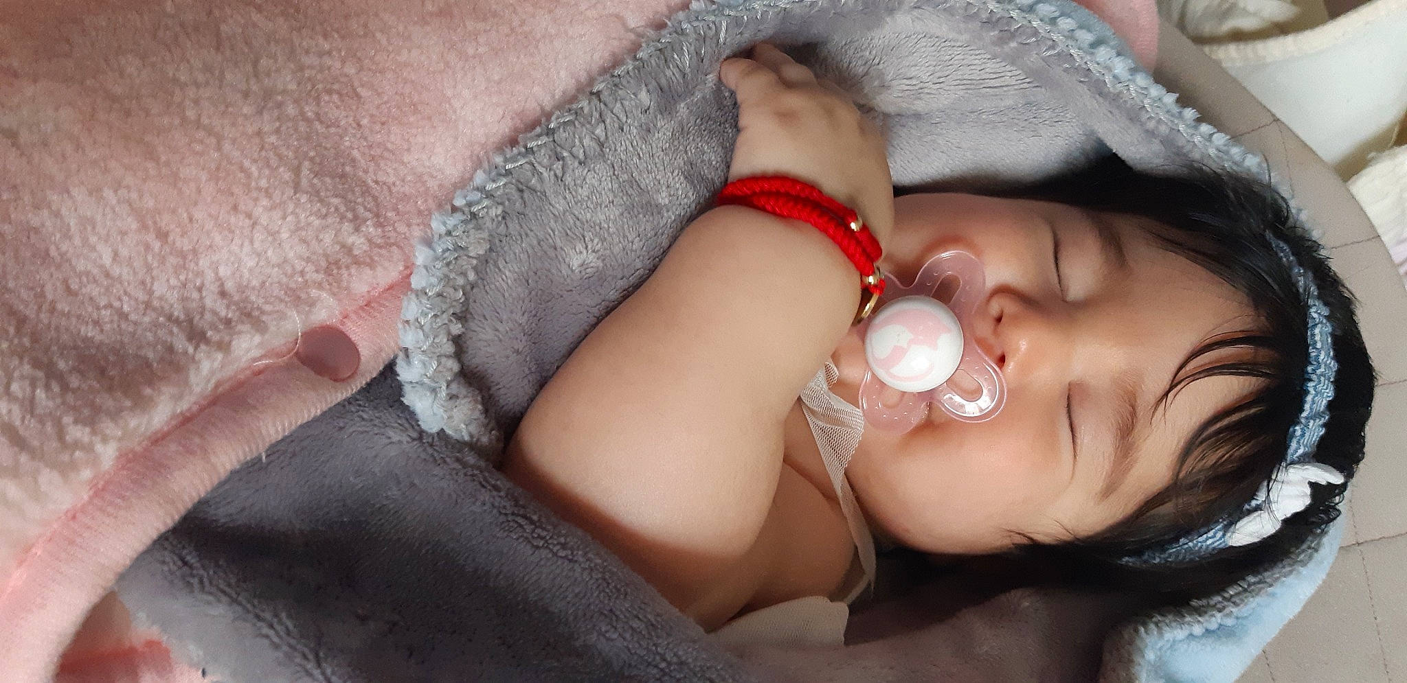 Paloma participe au concours pour gagner de l'argent avec cette photo : arm, baby, dress, ear, eyelash, eyewear, finger, flash_photography, gesture, glasses, happy, iris, lip, mouth, muscle, nail, neck, nose, person, skin