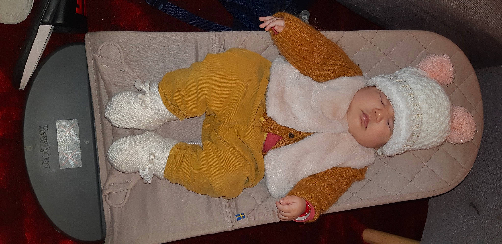 Paloma participe au concours pour gagner de l'argent avec cette photo : baby, baby_products, baby_sleeping, baby_toddler_clothing, child, comfort, hand, headwear, human_body, knee, linens, pattern, person, product, room, sleeve, thumb, toddler, wrist