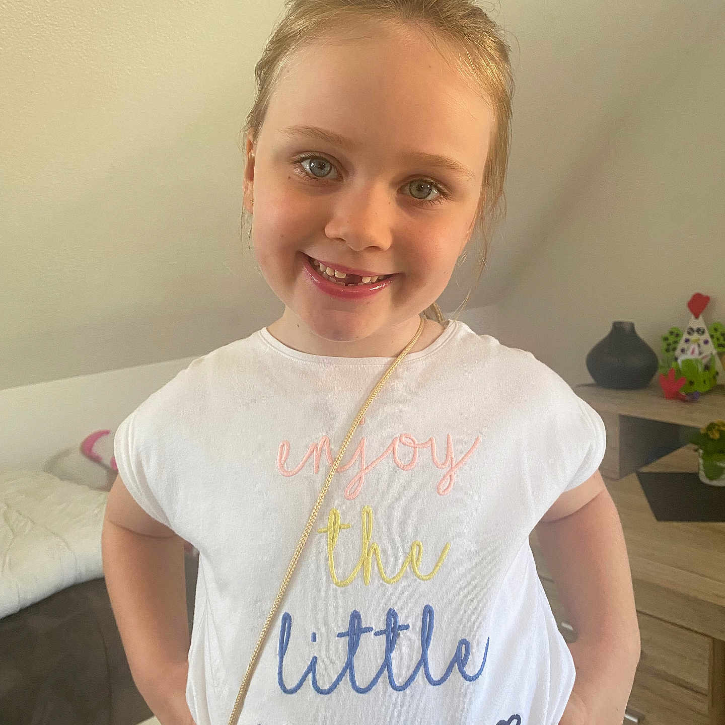 Elsa a rejoint le concours — aidez-le/la à gagner de superbes lots ! accessories, child, clothing, couch, cushion, face, female, furniture, girl, head, homedecor, jewelry, necklace, pattern, person, photography, portrait, sleeve, t_shirt, text