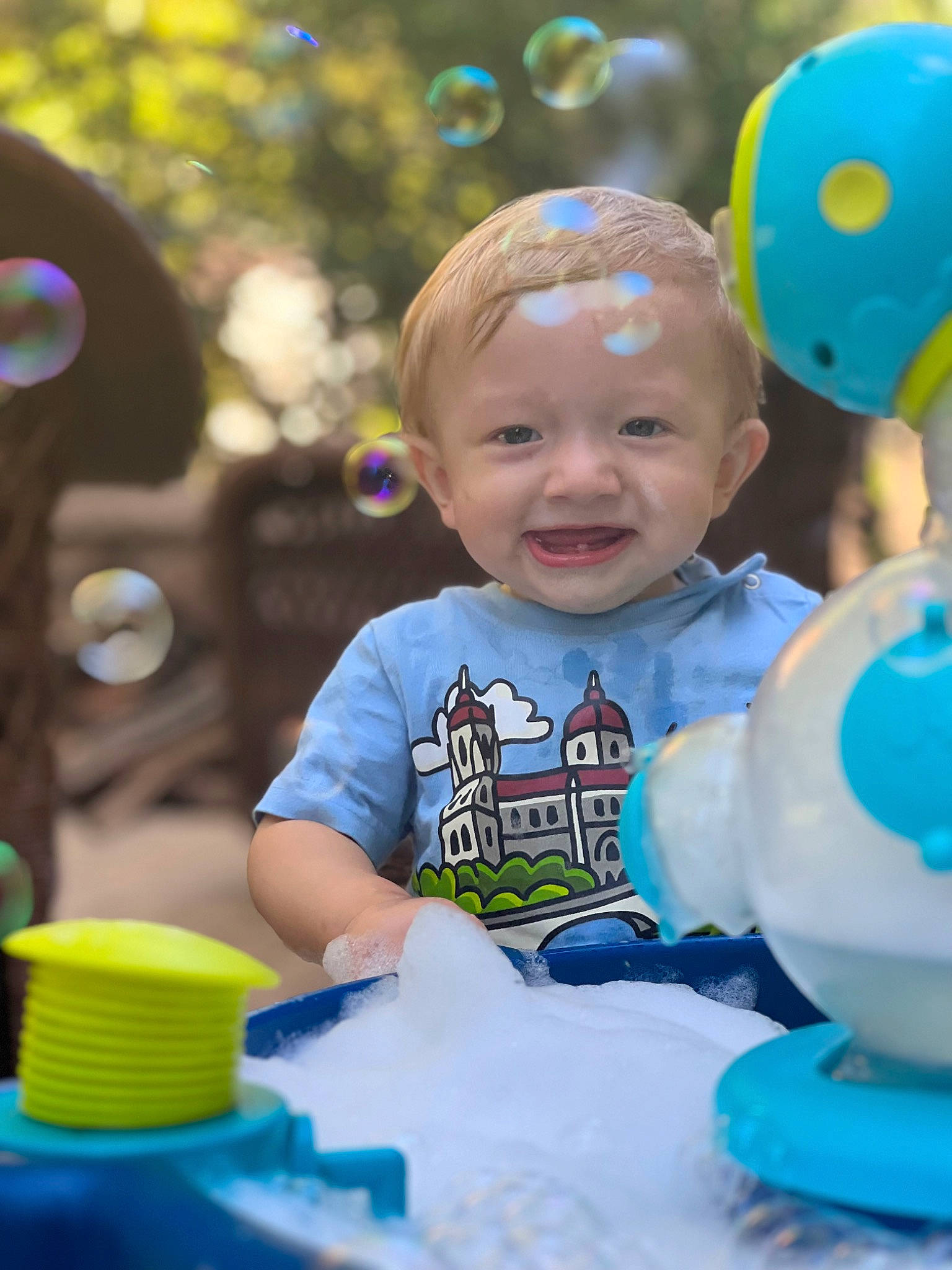 Robert is registered to the contest to win money with this photo: baby, balloon, blue, child, fun, green, hairstyle, happy, joy, leisure, party_supply, person, photograph, pink, public_space, recreation, smile, social_group, summer, t_shirt