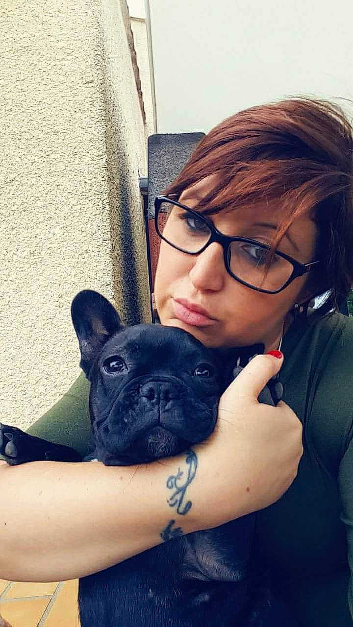 Nyna-lou participe au concours pour gagner de l'argent avec cette photo : black_hair, bulldog, carnivoran, cool, dog, dog_breed, dog_like_mammal, eye, eyewear, french_bulldog, girl, glasses, mammal, nose, person, pug, selfie, skin, snout, vertebrate