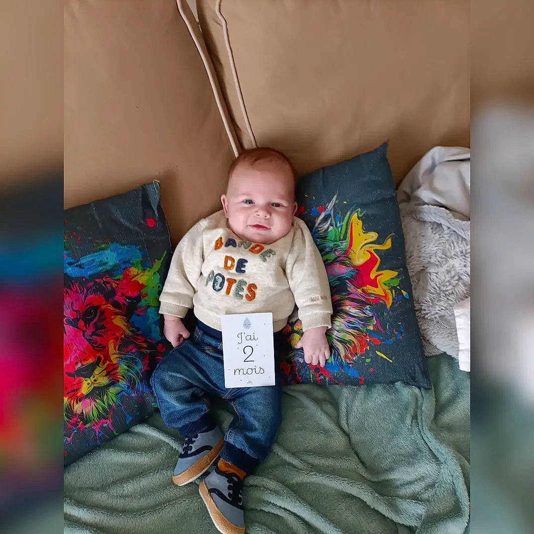 Diego a rejoint le concours — aidez-le/la à gagner de superbes lots ! baby, baby_products, baby_toddler_clothing, child, comfort, eye, flooring, fun, happy, head, linens, pattern, person, play, room, sitting, sleeve, t_shirt, throw_pillow, toddler