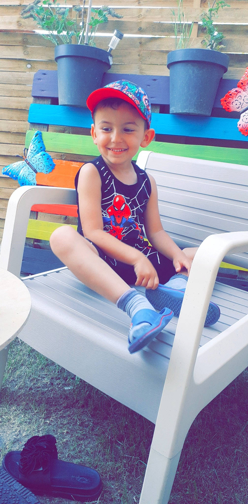 Farel participe au concours pour gagner de l'argent avec cette photo : baby_toddler_clothing, baseball_cap, beauty, clothing, comfort, electric_blue, facial_expression, fun, happy, headwear, joy, lap, leg, leisure, outdoor_furniture, person, recreation, shorts, sitting, smile