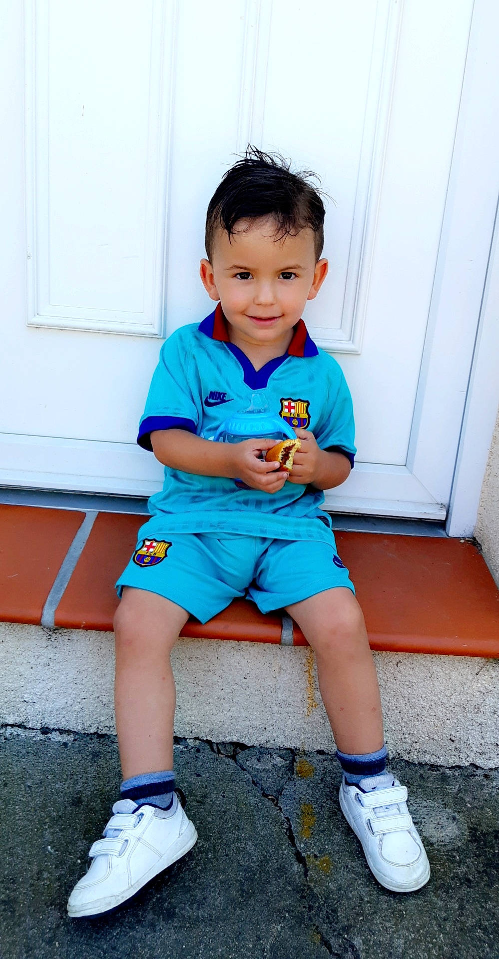 Farel participe au concours pour gagner de l'argent avec cette photo : aqua, athletic_shoe, baby_toddler_clothing, blue, cool, door, electric_blue, footwear, human_leg, joint, joy, knee, leg, person, shoe, shorts, sneakers, standing, t_shirt, teal