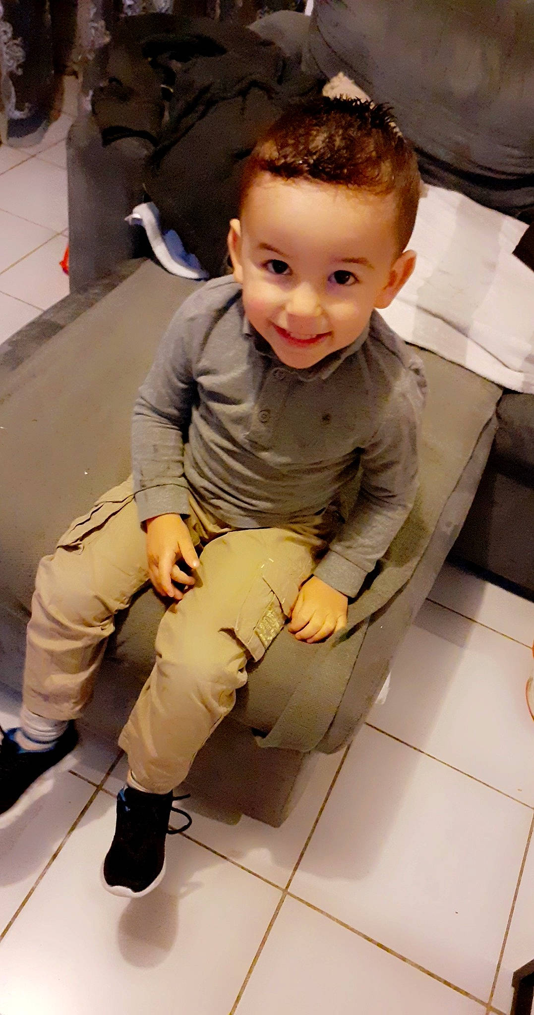 Farel a rejoint le concours — aidez-le/la à gagner de superbes lots ! baby, child, floor, joint, joy, khaki_pants, knee, person, pocket, shoe, shoulder, sitting, thumb, tile, toddler