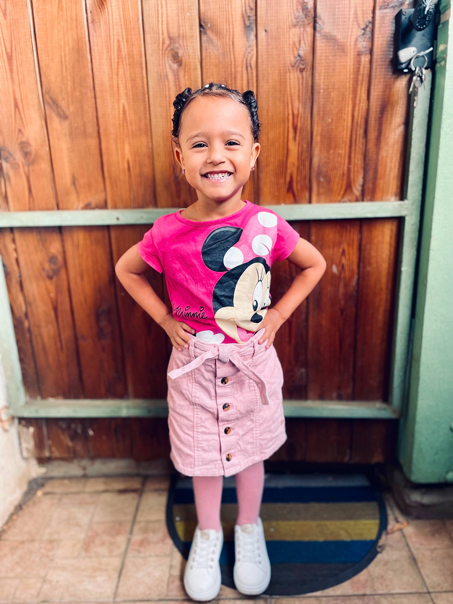 Ilyanna a rejoint le concours — aidez-le/la à gagner de superbes lots ! baby_toddler_clothing, child, door, electric_blue, face, fashion_design, hair, happy, joy, magenta, pattern, person, pink, product, purple, sleeve, smile, standing, t_shirt, toddler