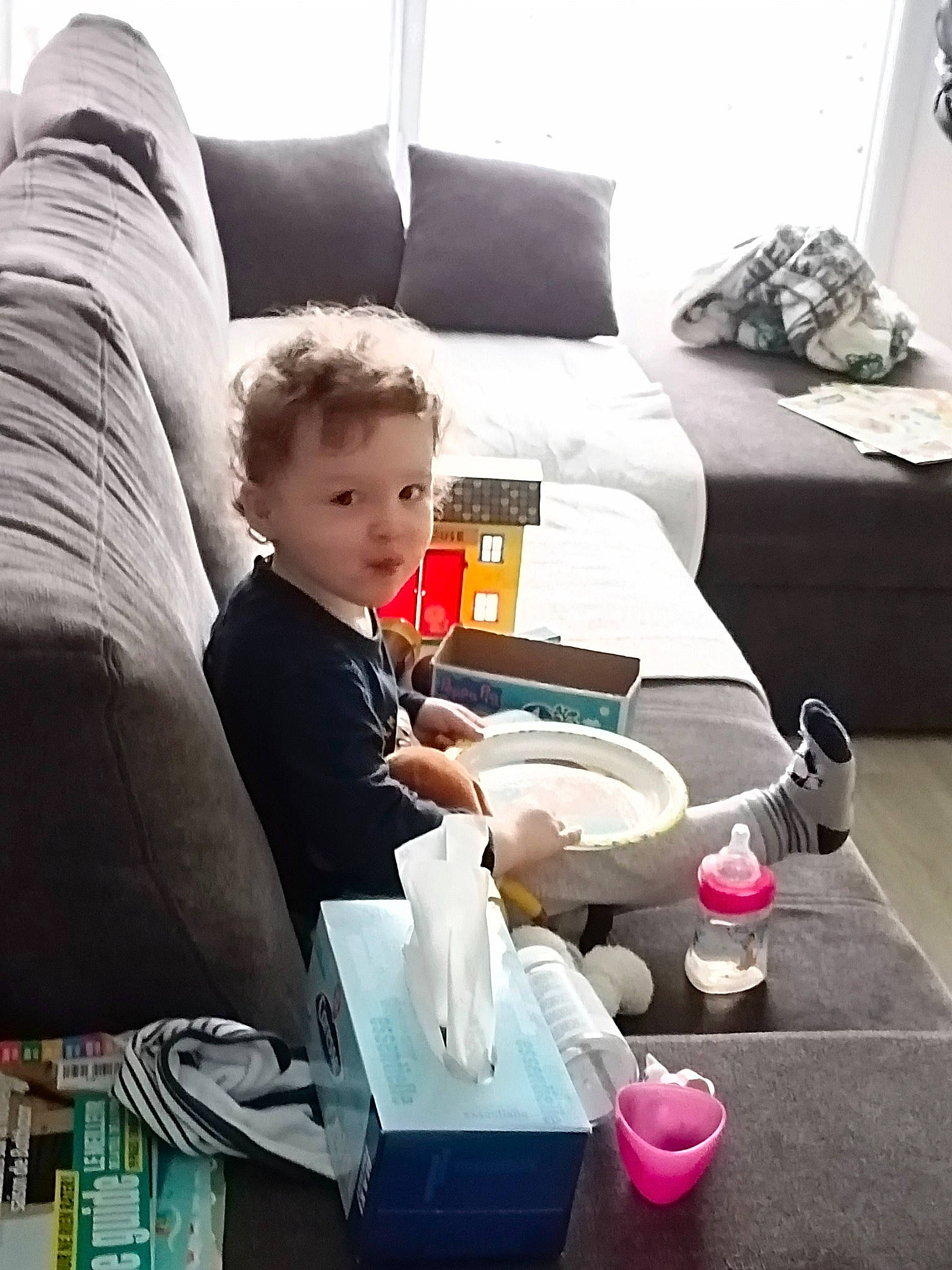 Diego a rejoint le concours — aidez-le/la à gagner de superbes lots ! child, comfort, couch, flooring, furniture, happy, linens, living_room, person, pillow, plastic, play, room, sitting, suit, t_shirt, table, textile, throw_pillow, toddler