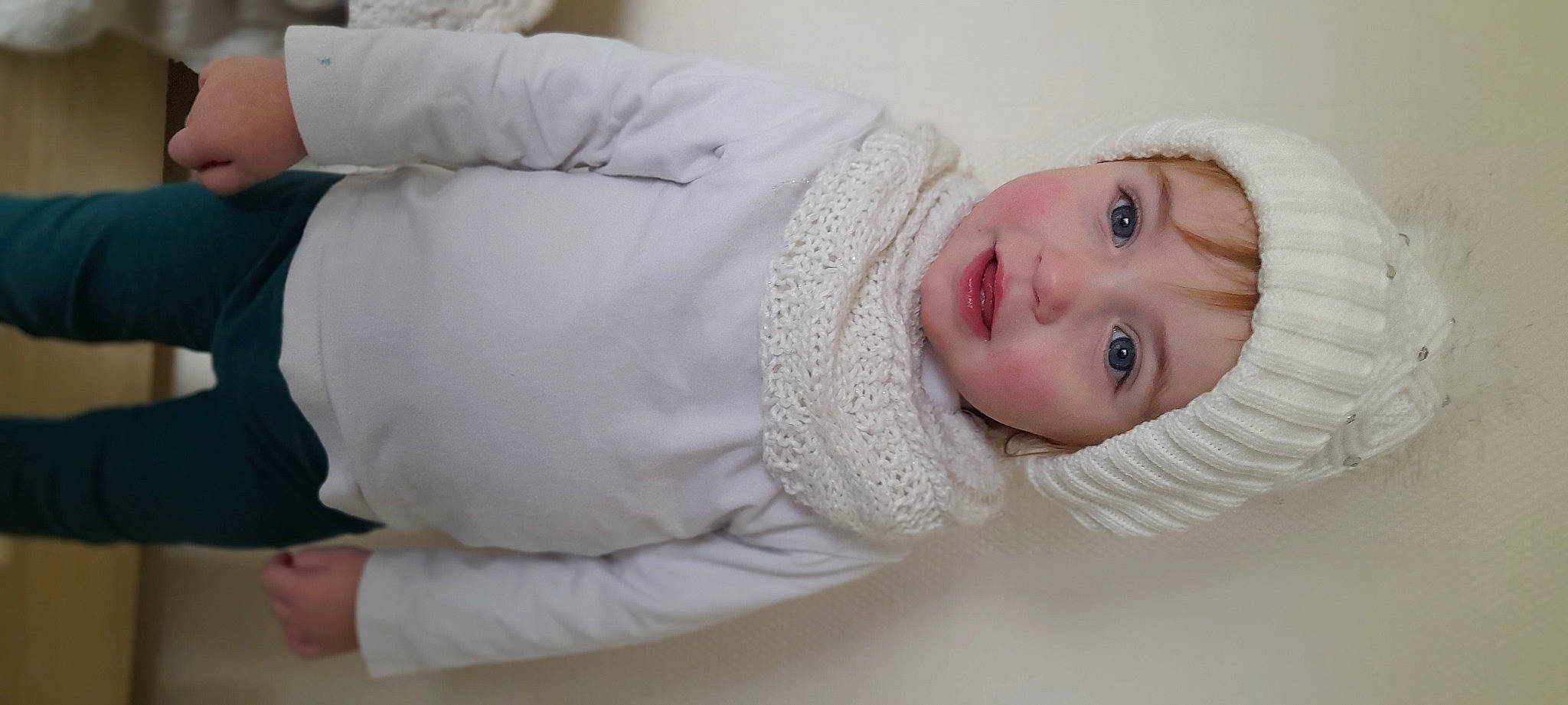 Julia a rejoint le concours — aidez-le/la à gagner de superbes lots ! baby, cheek, child, comfort, elbow, eye, eyelash, finger, gesture, hand, happy, headwear, human_body, joint, linens, mouth, nose, person, skin, sleeve