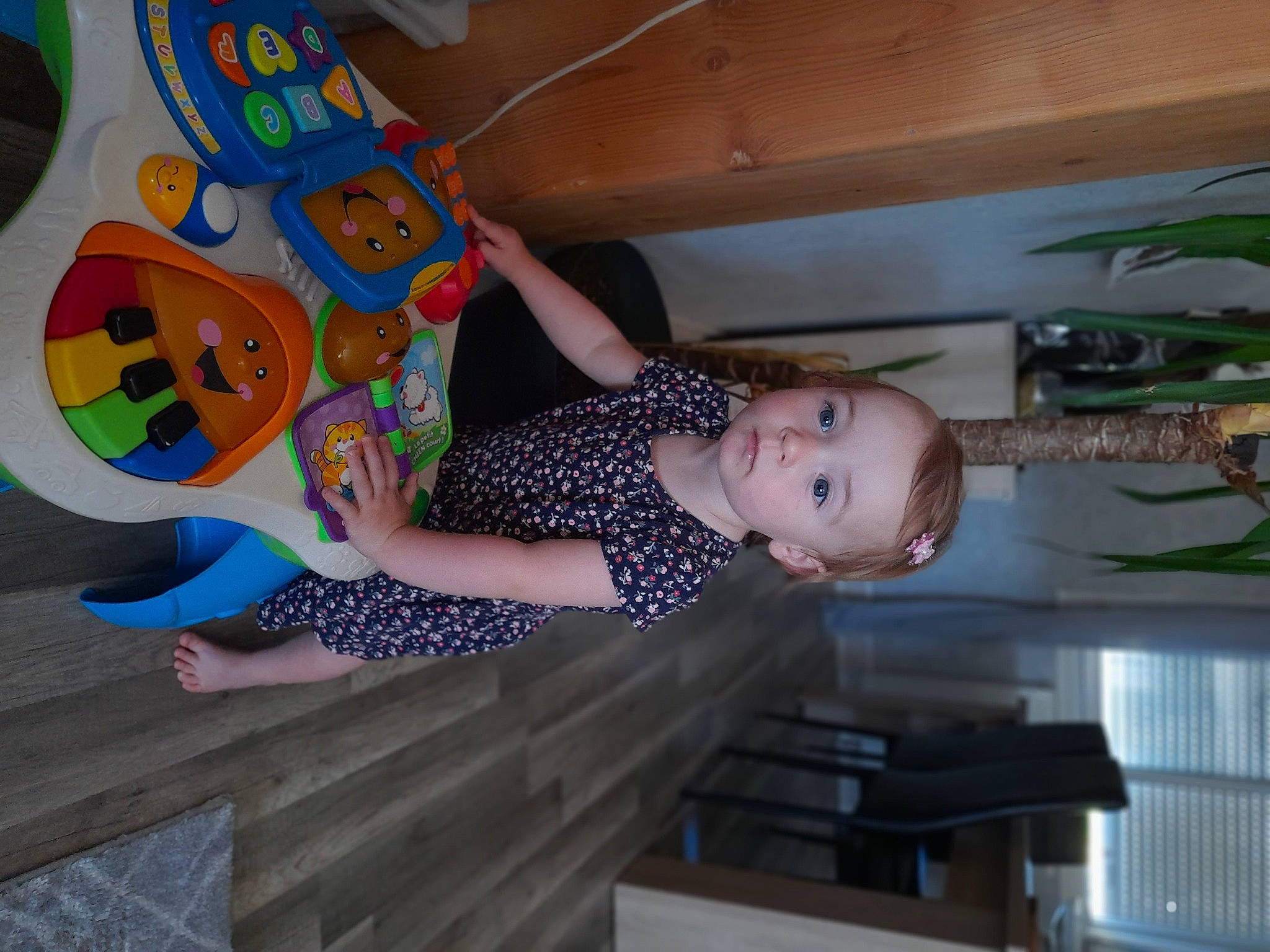 Julia participe au concours pour gagner de l'argent avec cette photo : art, baby_toddler_clothing, child, flowerpot, fun, happy, hardwood, hat, houseplant, leisure, party_supply, pattern, person, plant, plastic, room, smile, thigh, toddler, visual_arts