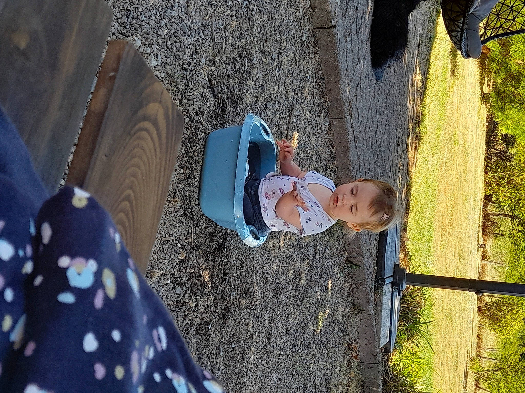 Julia participe au concours pour gagner de l'argent avec cette photo : azure, baby, child, electric_blue, fun, grass, hat, landscape, leisure, pattern, people_in_nature, person, plant, public_space, shadow, sitting, spring, toddler, tree, vacation