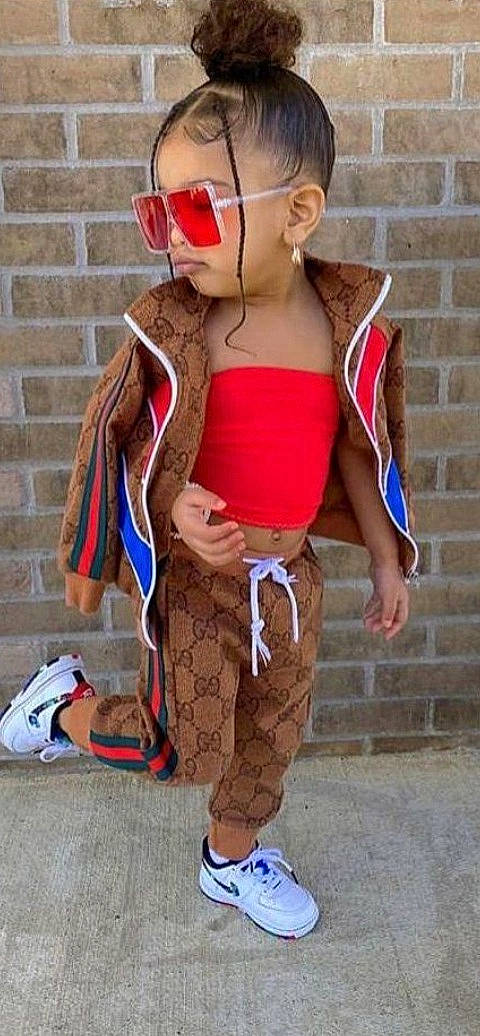 Haley a rejoint le concours — aidez-le/la à gagner de superbes lots ! bag, brick, brickwork, chest, eyewear, glasses, head, human_body, neck, orange, person, personal_protective_equipment, red, shoulder, sleeve, street_fashion, thigh, trunk, vision_care, waist