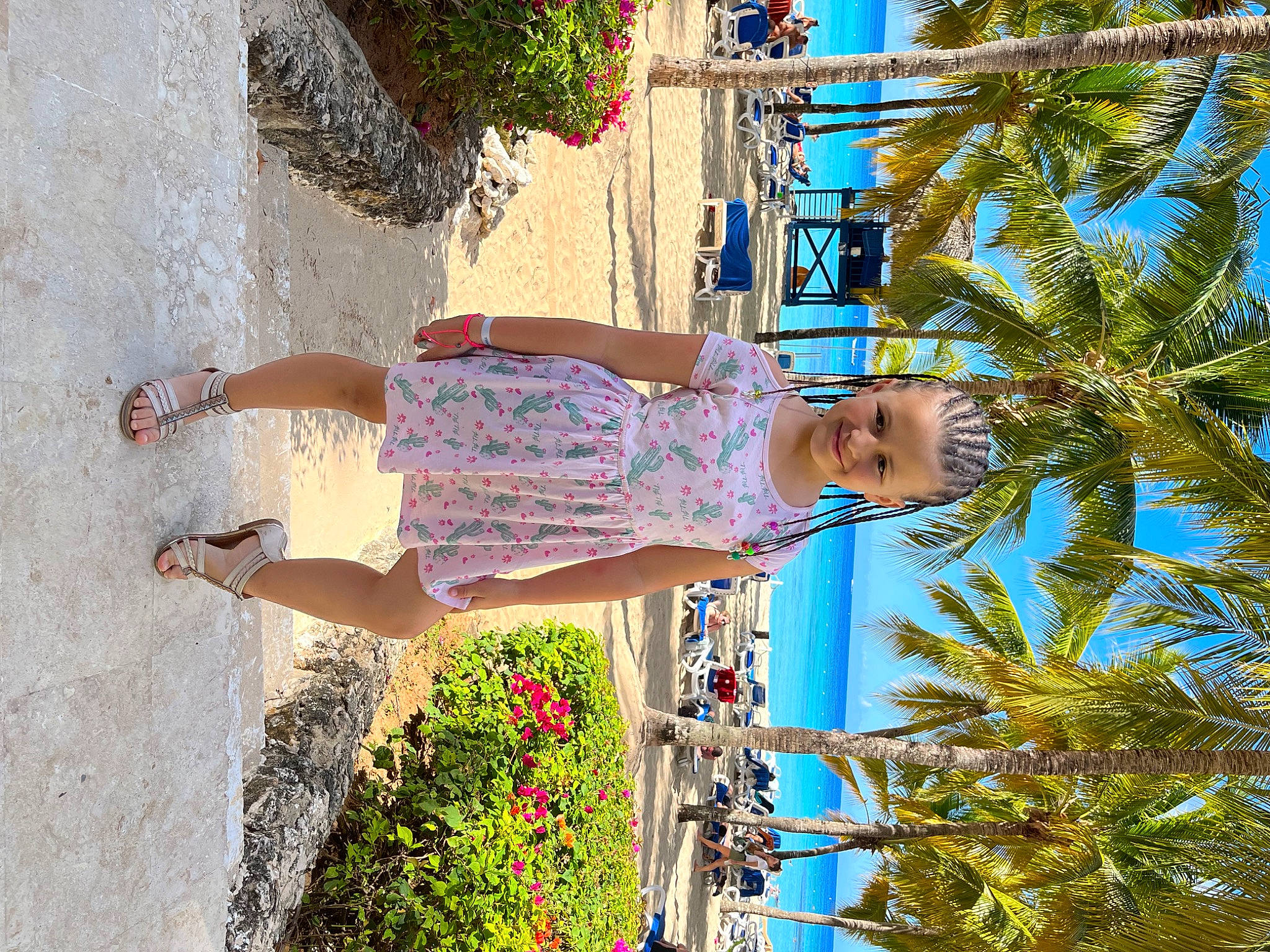 Louna a rejoint le concours — aidez-le/la à gagner de superbes lots ! arecales, beauty, day_dress, daytime, dress, electric_blue, facade, flower, fun, happy, joy, leisure, palm_tree, people, person, plant, sky, smile, snapshot, summer