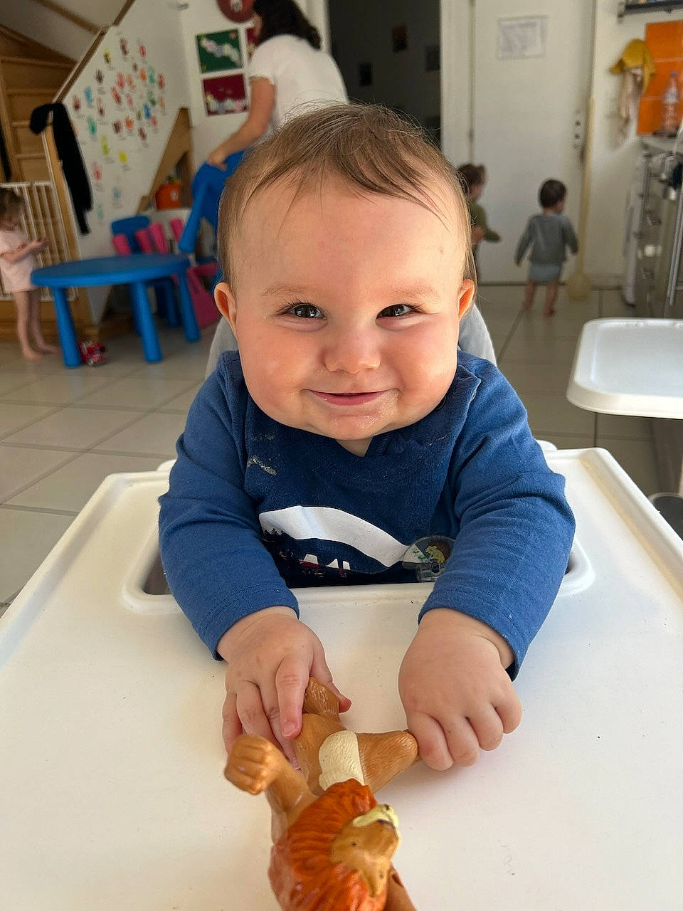 Rafael participe au concours pour gagner de l'argent avec cette photo : baby, baby_grabbing_for_something, baby_toddler_clothing, bib, chair, cheek, child, comfort_food, flooring, food_craving, head, joy, person, room, sitting, skin, sleeve, smile, t_shirt, table