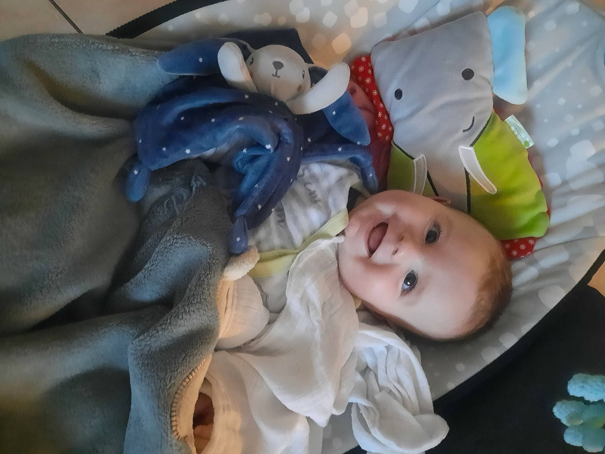 Rafael participe au concours pour gagner de l'argent avec cette photo : baby, baby_products, baby_sleeping, baby_toddler_clothing, bedding, blanket, cheek, child, comfort, happy, joy, linens, pattern, person, room, sleep, smile, textile, toddler, wood