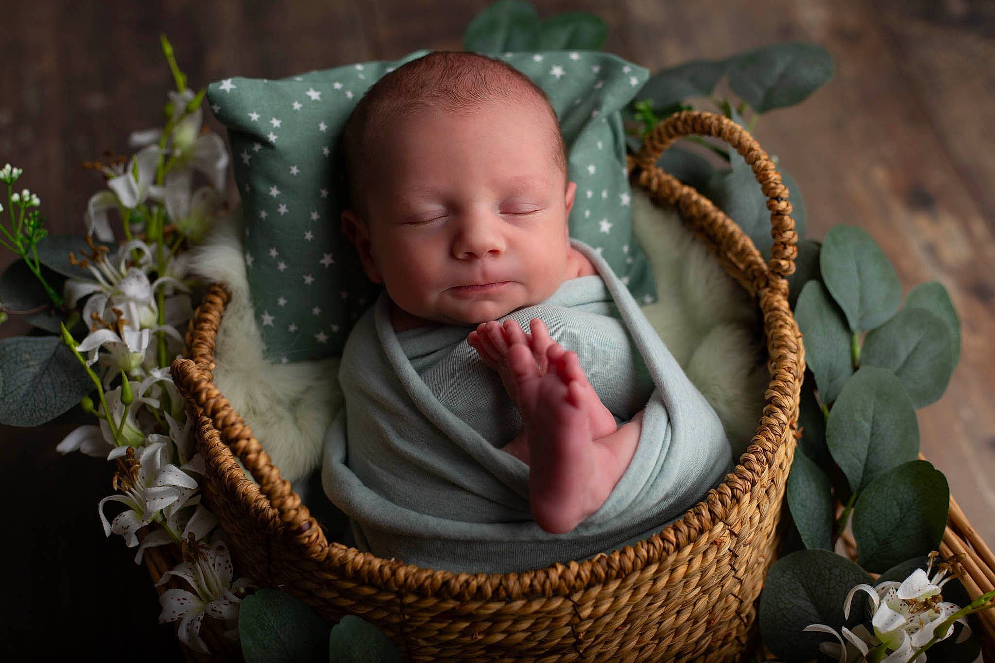 Rafael participe au concours pour gagner de l'argent avec cette photo : baby, baby_products, baby_toddler_clothing, basket, cheek, child, fashion_accessory, grass, happy, jewellery, person, plant, portrait_photography, rose, sitting, still_life_photography, toddler, twig, wood