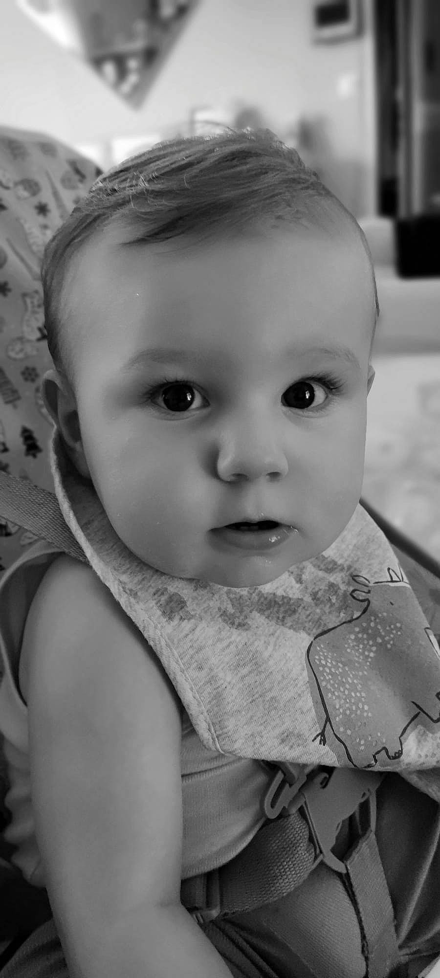Rafael a rejoint le concours — aidez-le/la à gagner de superbes lots ! baby, baby_toddler_clothing, black, black_and_white, cheek, chin, dress, eye, eyebrow, eyelash, flash_photography, happy, iris, lip, monochrome, nose, person, skin, standing, style