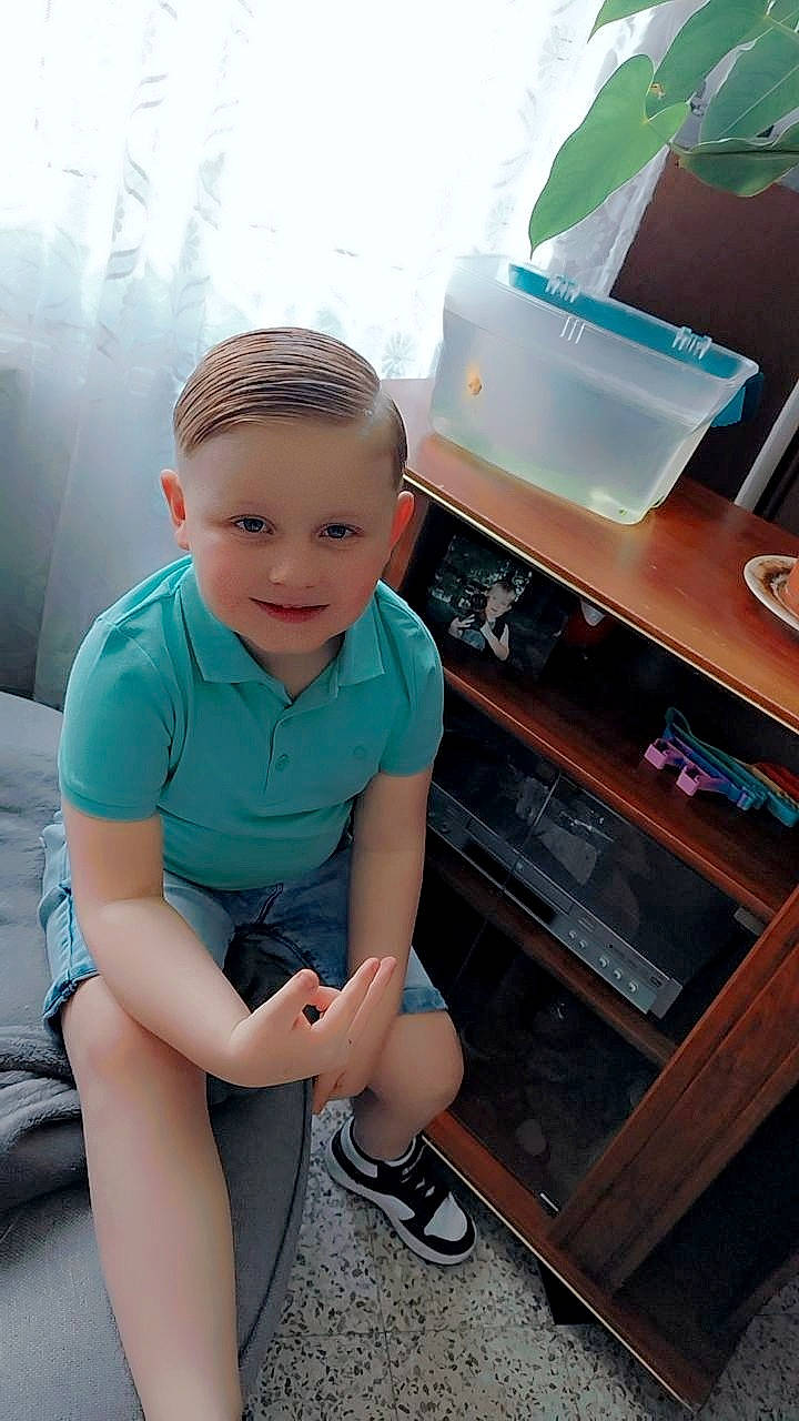 Esteban a rejoint le concours — aidez-le/la à gagner de superbes lots ! baby, child, cooking, family_car, fun, gas, happy, home_appliance, human_leg, joy, kitchen_appliance, knee, leg, leisure, machine, person, shorts, sitting, smile, t_shirt