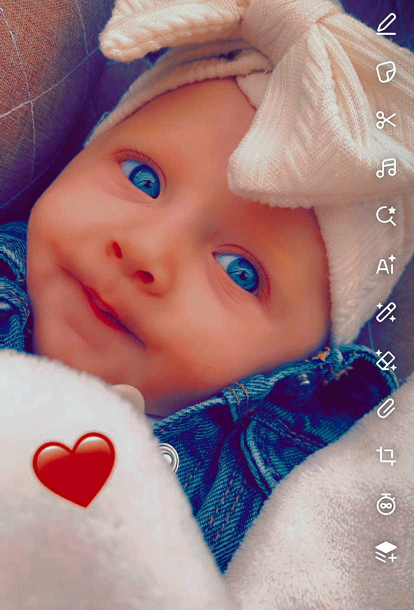 Mya a rejoint le concours — aidez-le/la à gagner de superbes lots ! baby, blue_eyes, bow_hat, denim_jacket, blanket, close_up, face, infant, cute, soft_texture, smile, indoor, portrait, child, warm, cozy, heart_emoji, headwear, apparel, snug