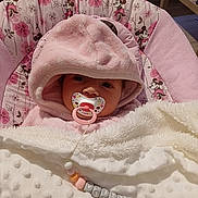 Gabriela a rejoint le concours — aidez-le/la à gagner de superbes lots ! baby, baby_chair, beads, blanket, child, comfort, cute, face, hood, indoor, infant, minnie_mouse, pacifier, pink_clothing, portrait, resting, sleepwear, soft_texture, toy, wrapped