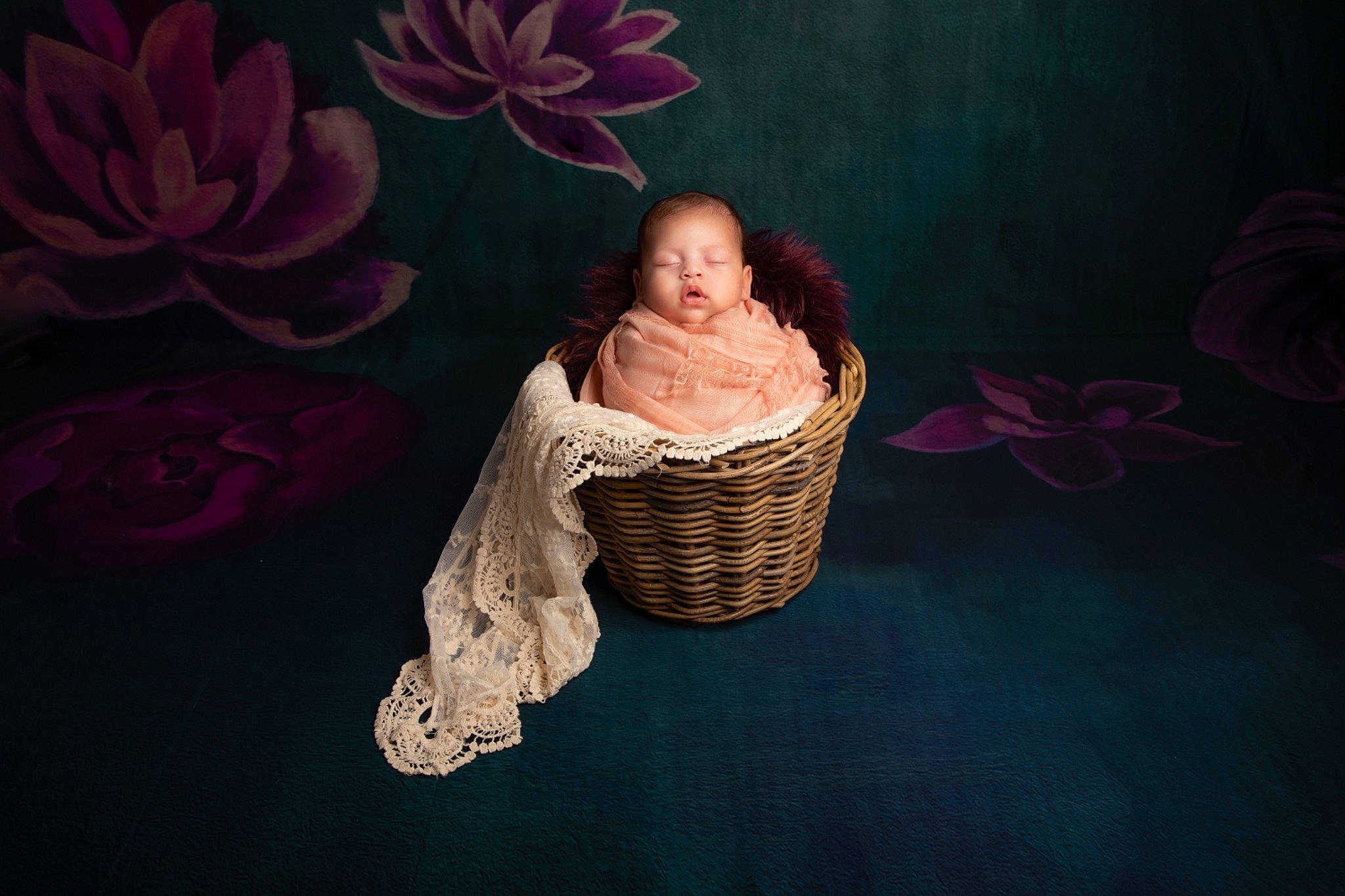 Aliyah a rejoint le concours — aidez-le/la à gagner de superbes lots ! arm, darkness, fashion_accessory, finger, flash_photography, flooring, hand, happy, head, human_body, illustration, leg, linens, magenta, person, petal, pink, rose, sitting, textile