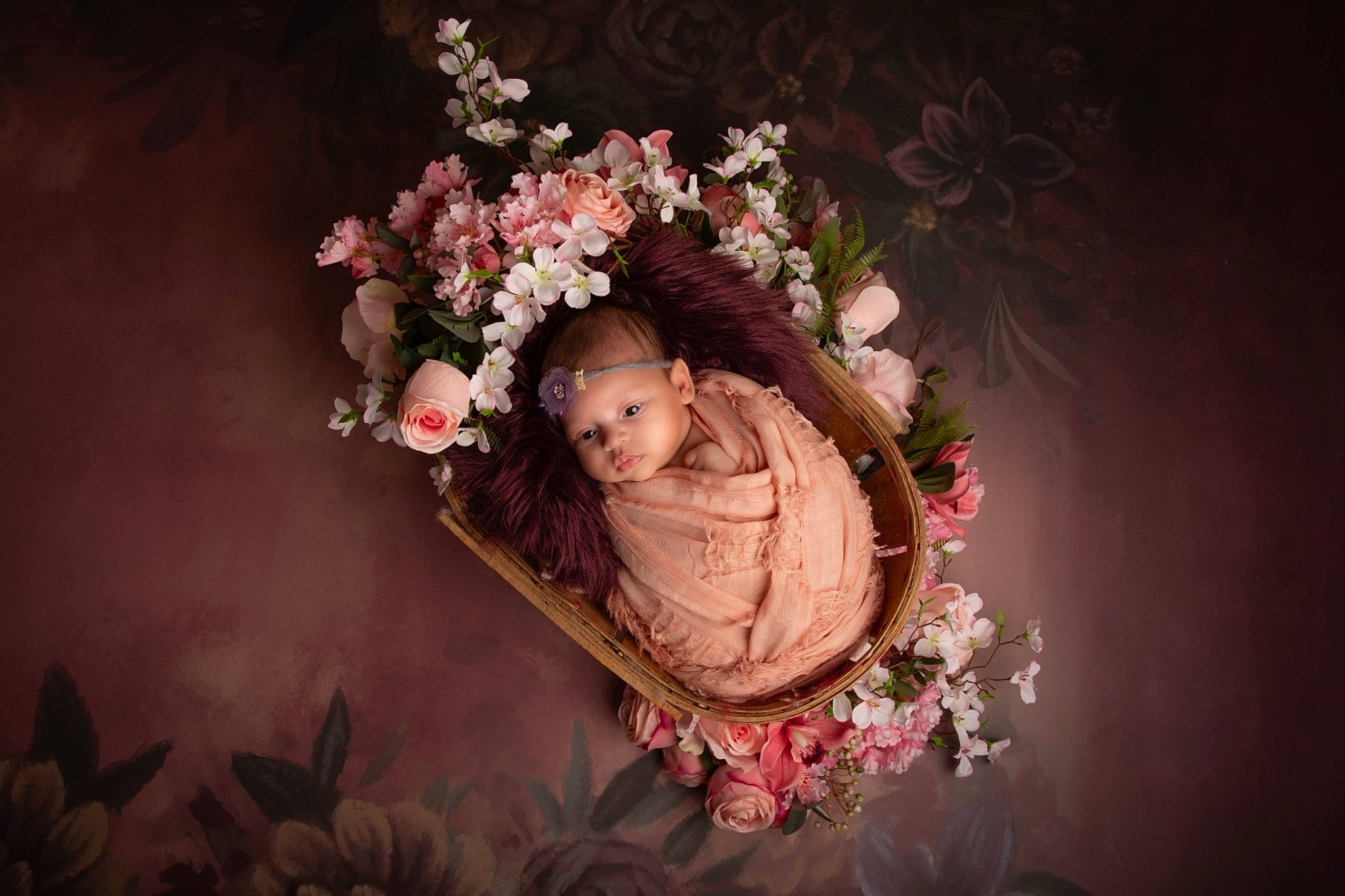 Aliyah participe au concours pour gagner de l'argent avec cette photo : artificial_flower, bouquet, branch, cut_flowers, dress, event, flash_photography, flower, flower_arranging, garden_roses, grass, headpiece, person, petal, pink, plant, rose, toy, tree, twig