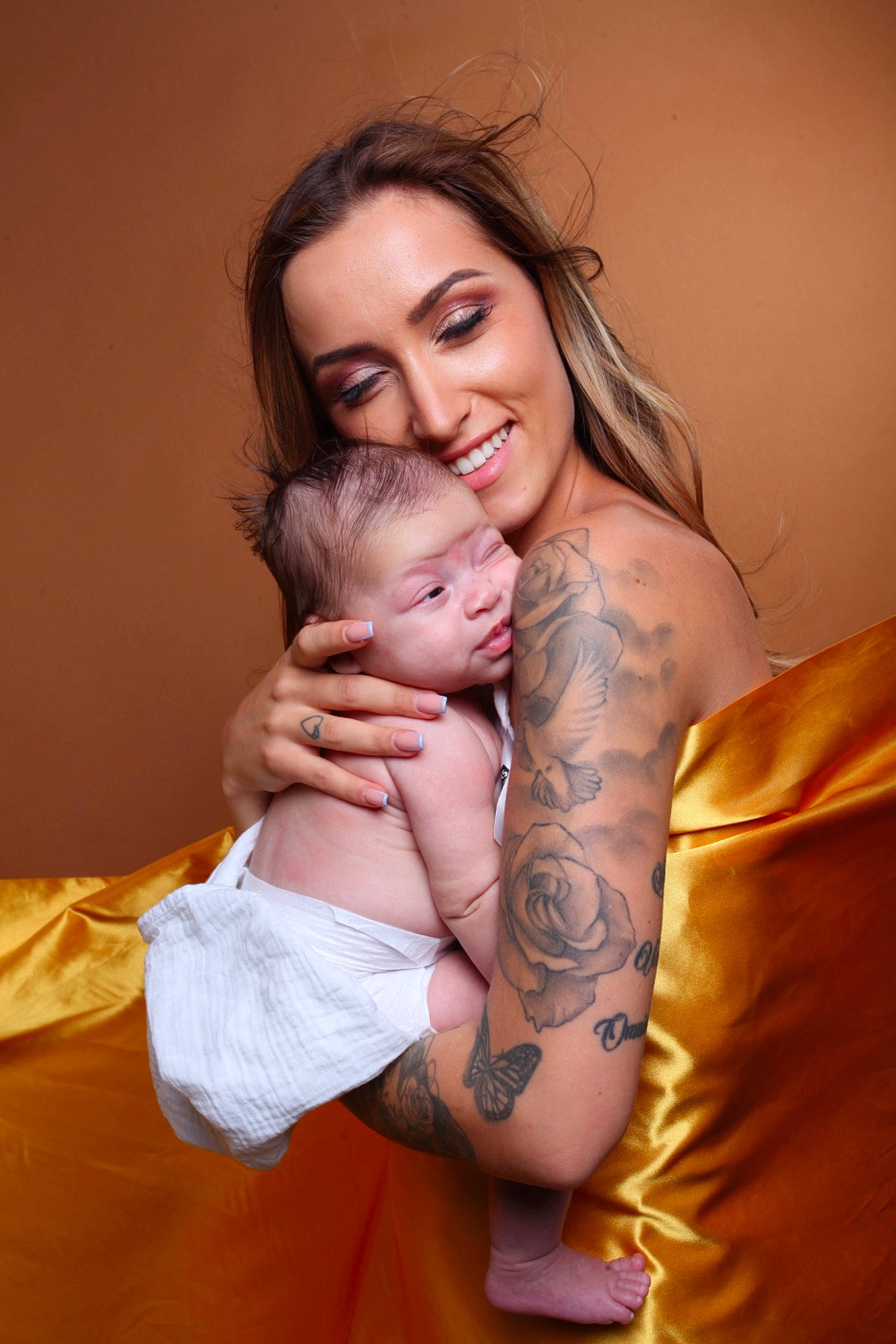 Aliyah a rejoint le concours — aidez-le/la à gagner de superbes lots ! abdomen, black_hair, chest, comfort, elbow, flash_photography, gesture, hair, happy, human_body, human_leg, jewellery, joy, long_hair, person, shoulder, skin, smile, stomach, temporary_tattoo