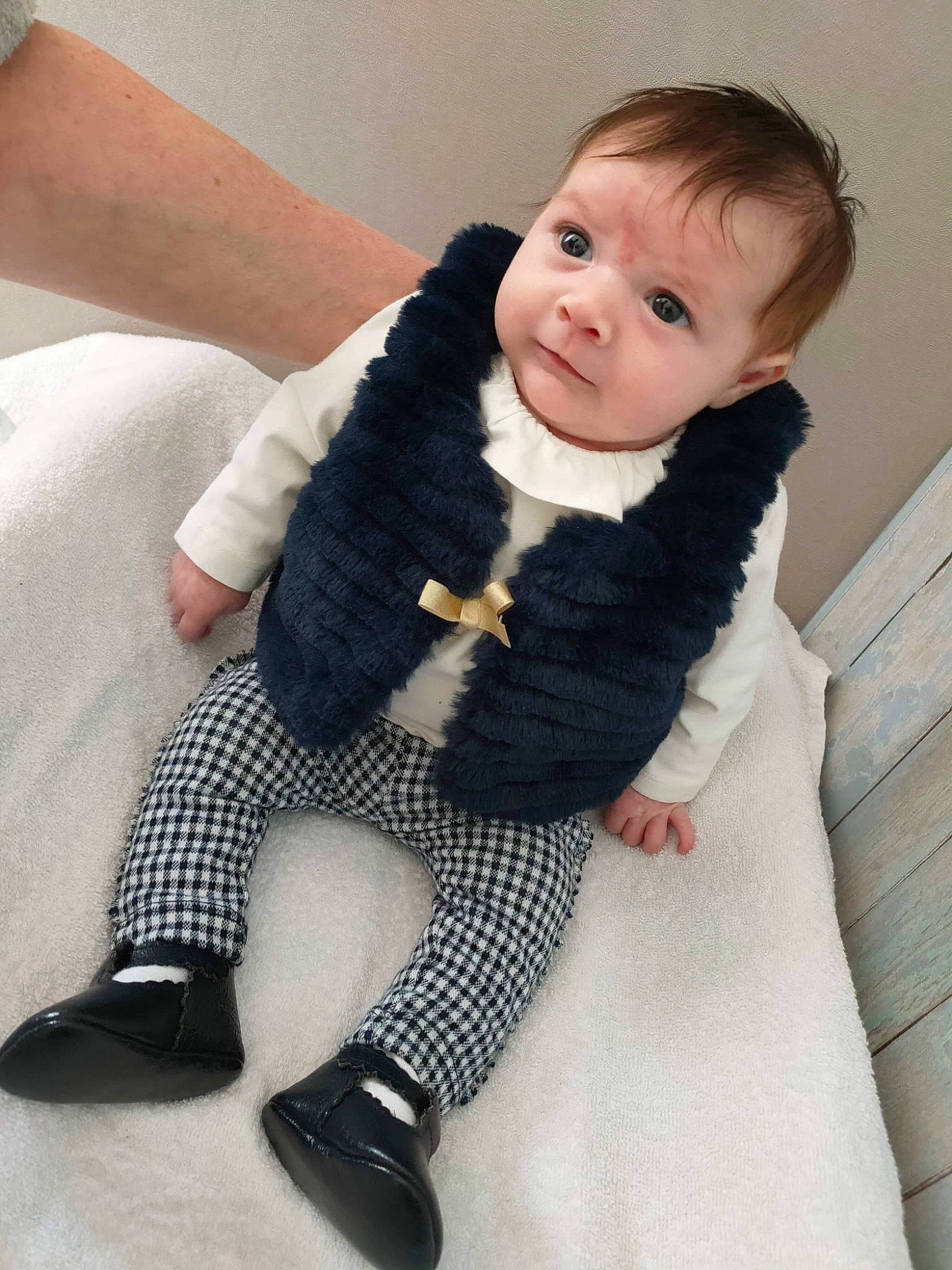 Inaya a rejoint le concours — aidez-le/la à gagner de superbes lots ! baby, baby_toddler_clothing, brown_hair, comfort, doll, embellishment, fashion_design, formal_wear, fur, human_leg, iris, knee, lip, outerwear, pattern, person, sitting, sleeve, sock, thigh