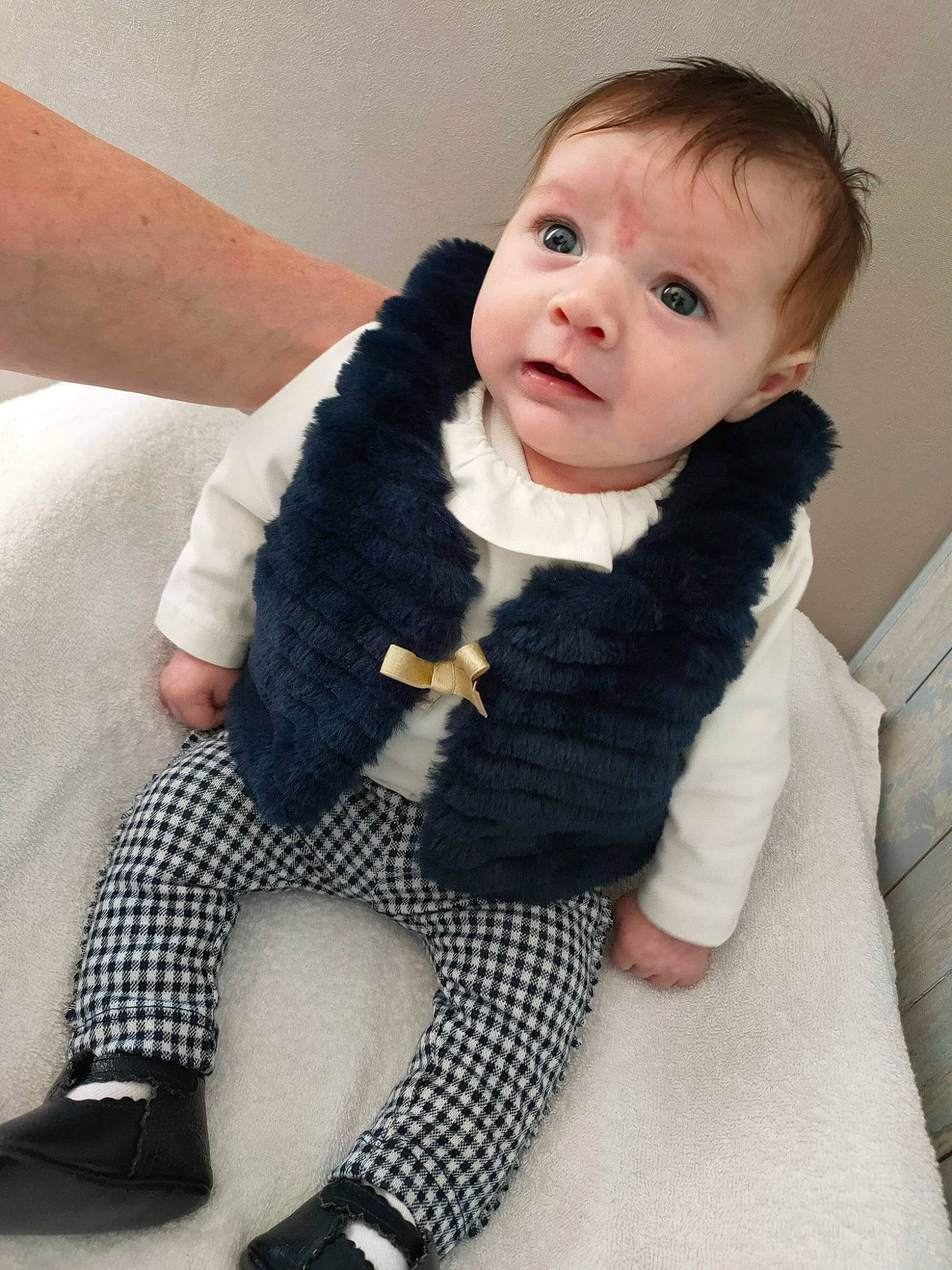 Inaya a rejoint le concours — aidez-le/la à gagner de superbes lots ! baby, baby_toddler_clothing, comfort, face, fashion_design, human_body, iris, knee, leg, lip, neck, outerwear, person, shoulder, skin, sleeve, sock, textile, thigh, toddler