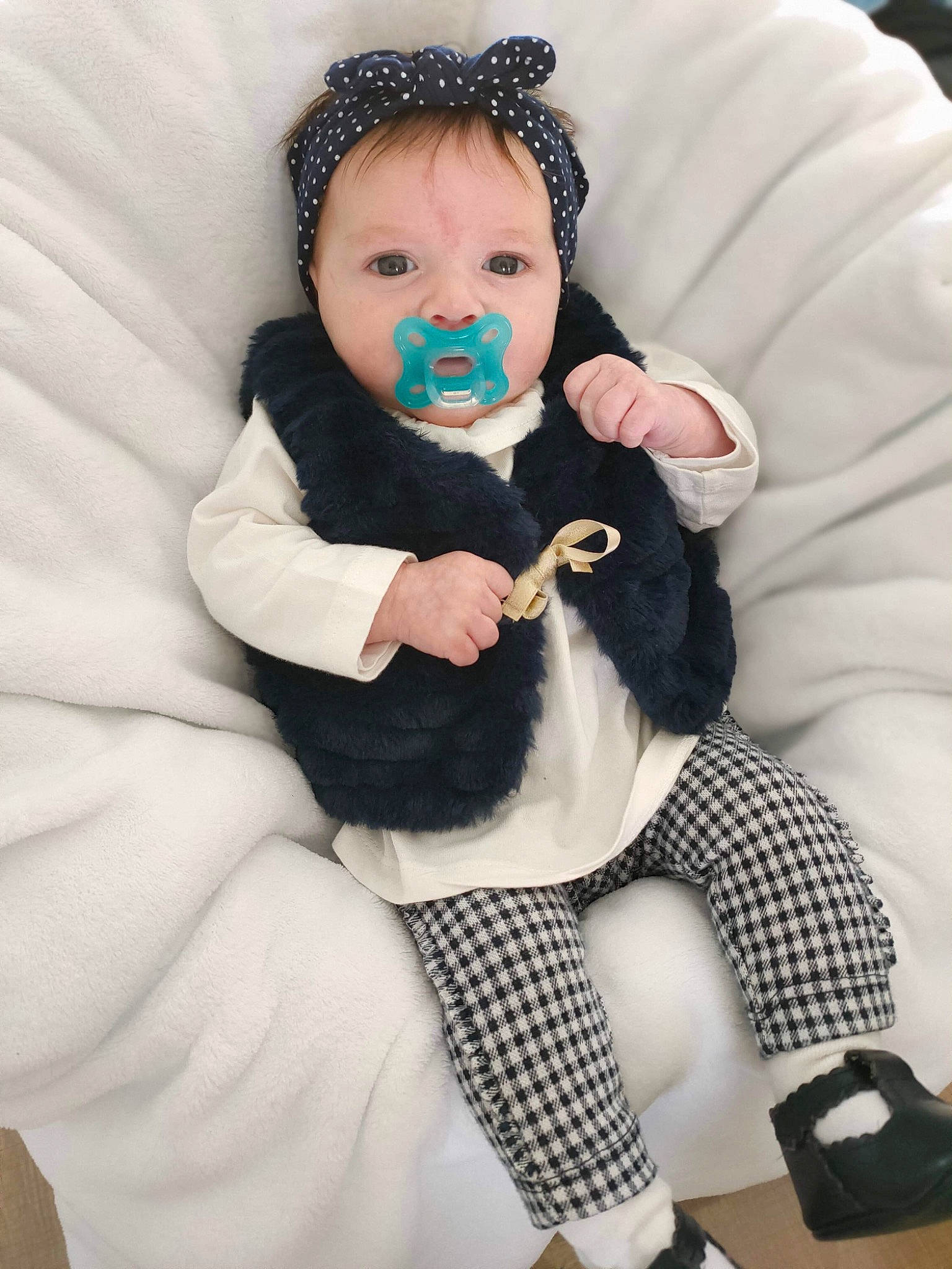 Inaya a rejoint le concours — aidez-le/la à gagner de superbes lots ! baby, baby_toddler_clothing, black, cool, costume_hat, dress, eye, eyelash, finger, glove, hairstyle, head, headgear, human_body, leg, person, sleeve, sock, toddler, toy