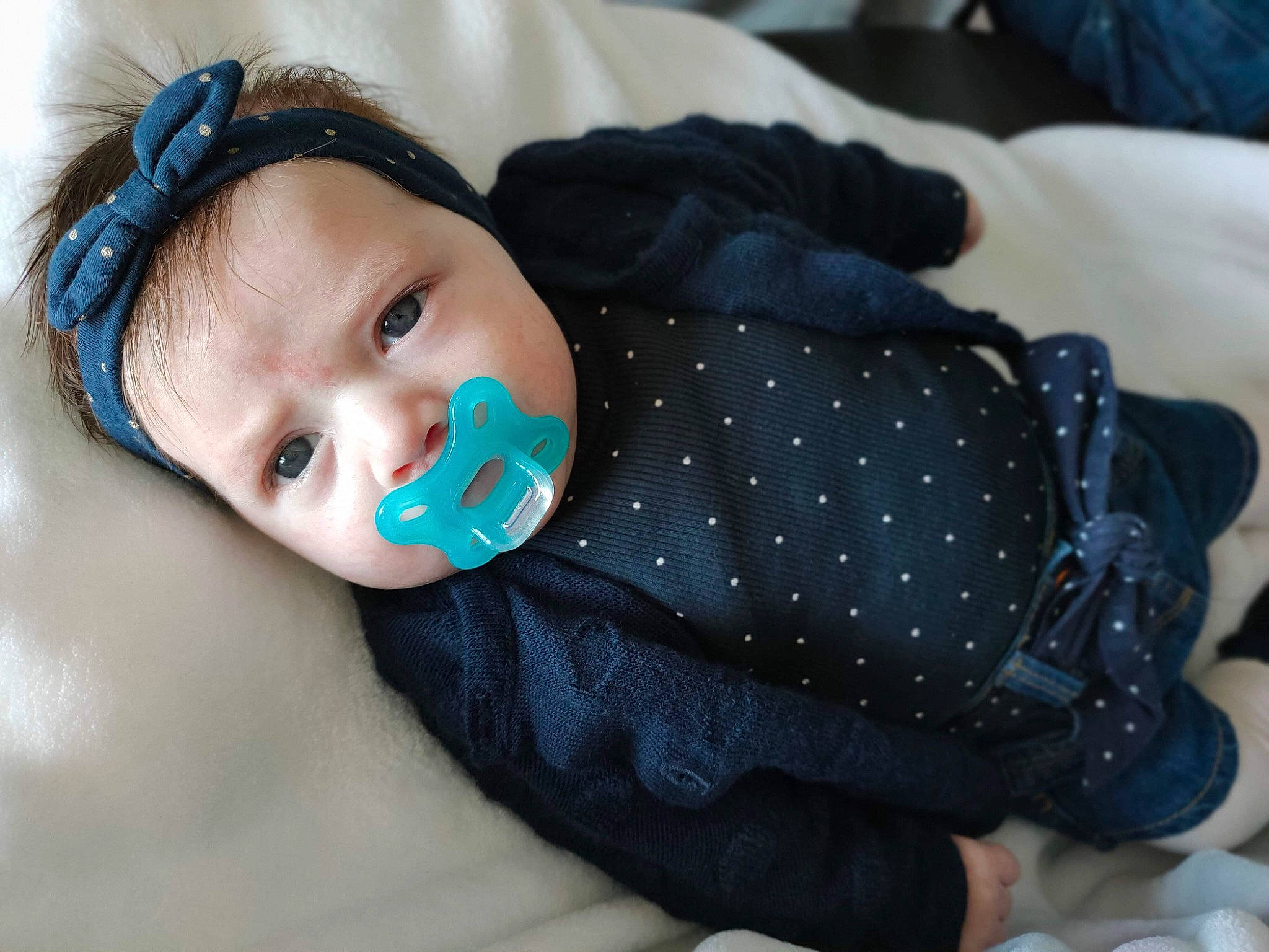 Inaya participe au concours pour gagner de l'argent avec cette photo : baby, baby_products, baby_sleeping, baby_toddler_clothing, blue, cheek, child, comfort, design, electric_blue, eyelash, head, iris, linens, pattern, person, sitting, skin, sleeve, textile