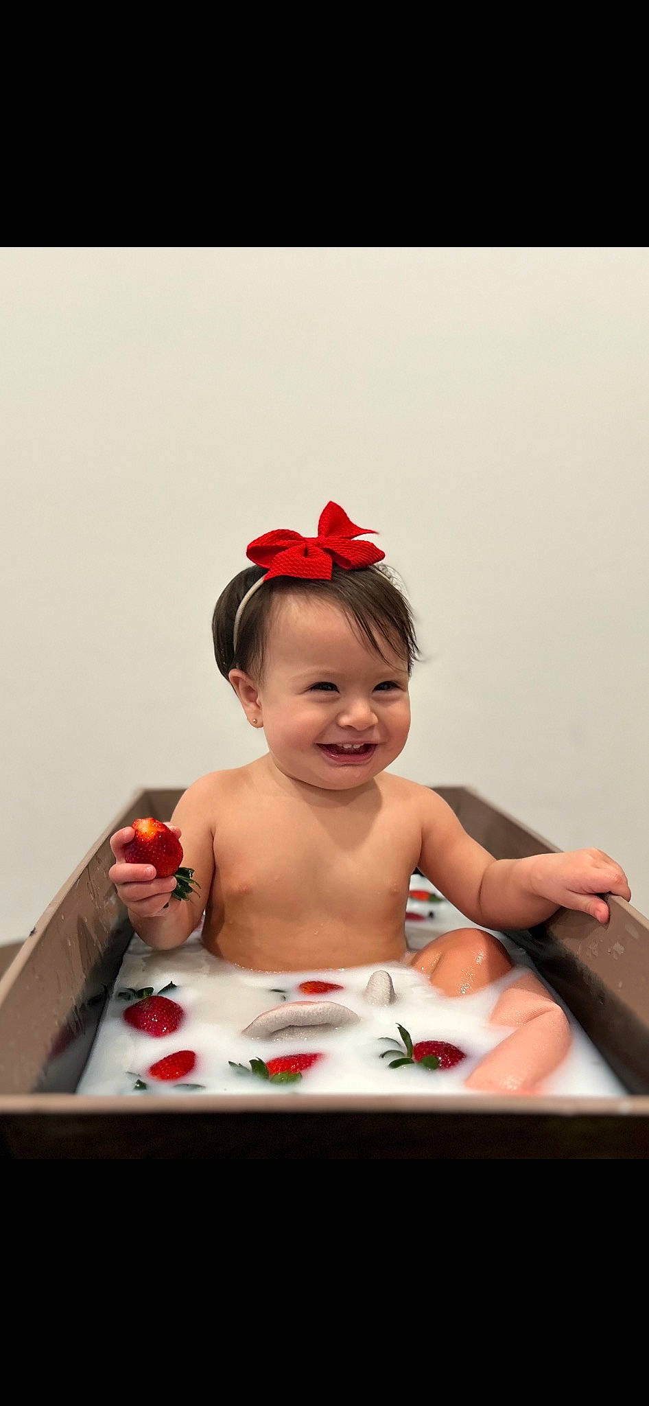 Nahomi is registered to the contest to win money with this photo: abdomen, arm, baby, bathing, cheek, chest, child, eye, eyelash, finger, foot, fun, happy, jewellery, joy, lip, person, skin, smile, thumb
