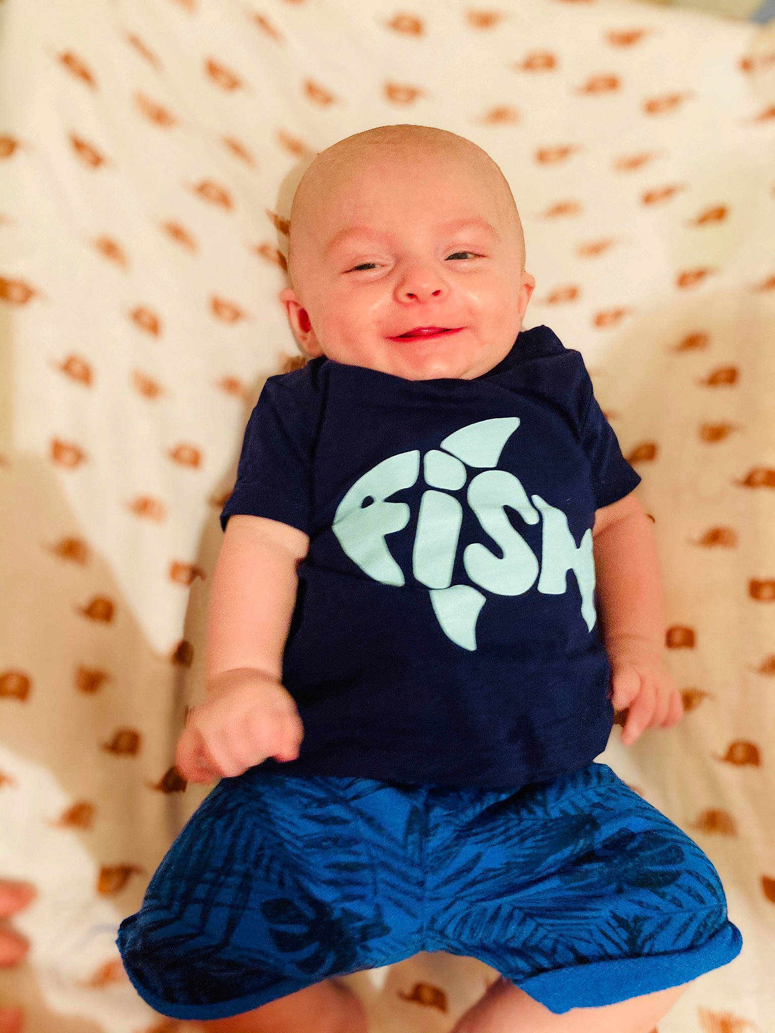 Lyan a rejoint le concours — aidez-le/la à gagner de superbes lots ! baby, baby_products, baby_toddler_clothing, blue, cheek, child, pattern, person, pink, product, shorts, sitting, skin, sleeve, t_shirt, toddler