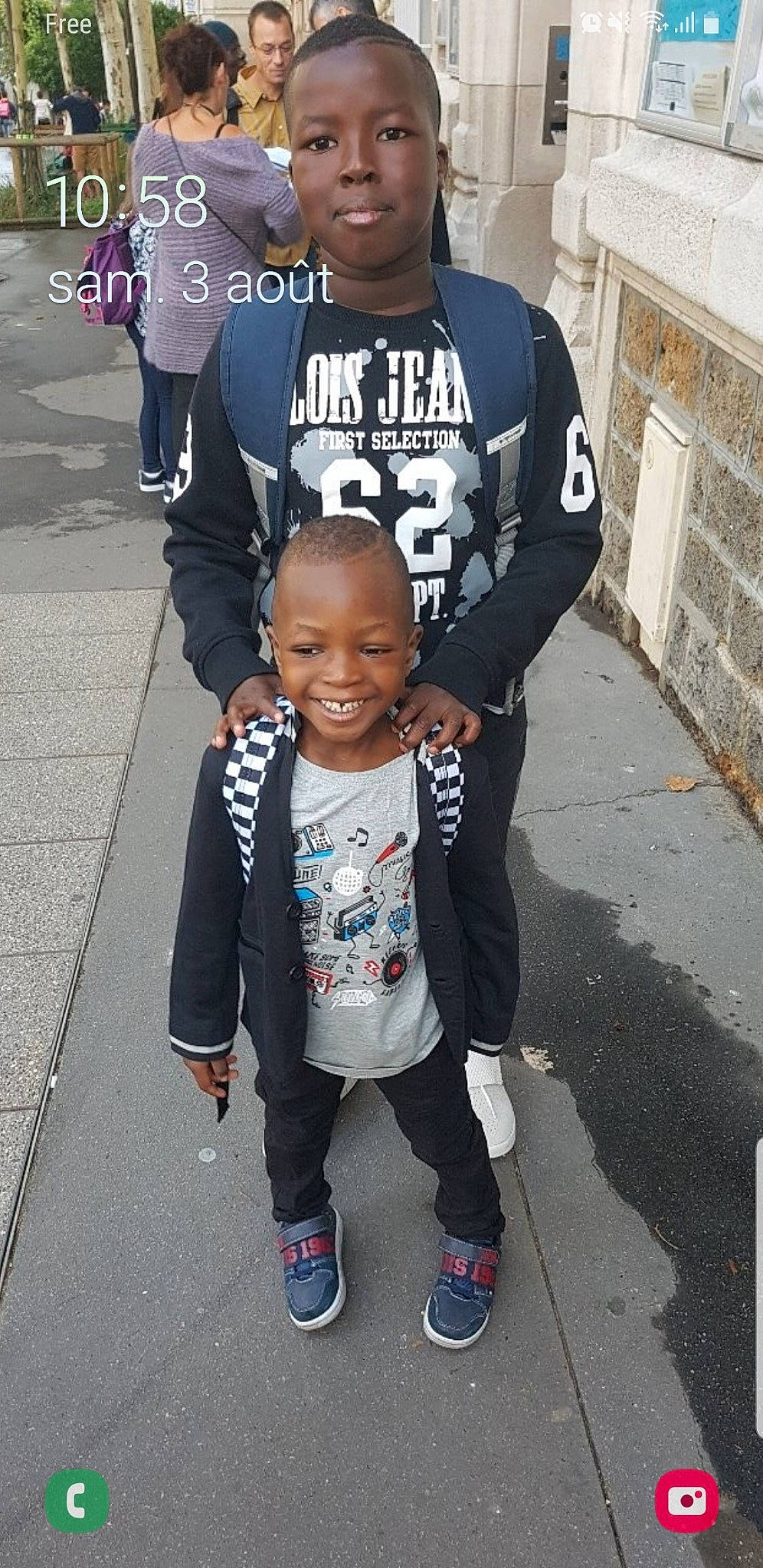 Losseni a rejoint le concours — aidez-le/la à gagner de superbes lots ! child, cool, jacket, joy, outerwear, people, person, shoe, smile, t_shirt, toddler