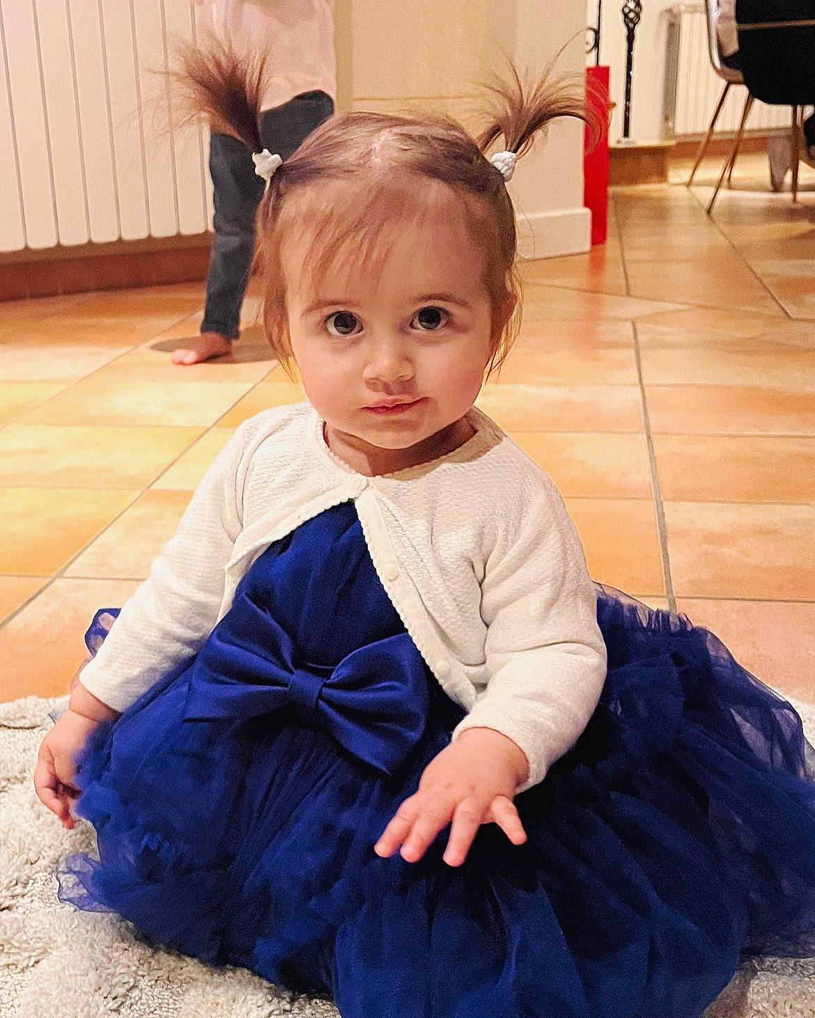 éléna participe au concours pour gagner de l'argent avec cette photo : baby_toddler_clothing, black, chair, child, electric_blue, eye, flooring, fun, happy, hardwood, head, houseplant, iris, joint, person, shoulder, sitting, skin, sleeve, toddler