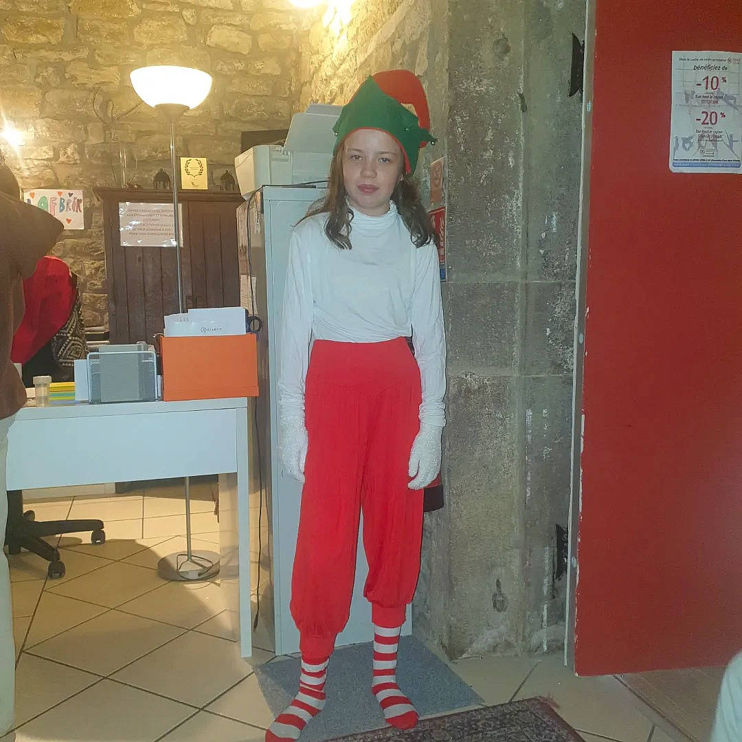 Crystal a rejoint le concours — aidez-le/la à gagner de superbes lots ! cap, carmine, costume, event, fashion_accessory, fashion_design, flooring, fun, hat, headwear, human_leg, knee, leisure, magenta, person, personal_protective_equipment, room, smile, standing, t_shirt