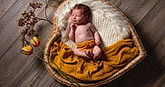 Ambroise a rejoint le concours — aidez-le/la à gagner de superbes lots ! newborn, baby, sleeping, basket, wicker, fur, blanket, yellow, wooden_floor, flowers, cozy, peaceful, infant, cute, resting, portrait, soft, decor, indoors, warm