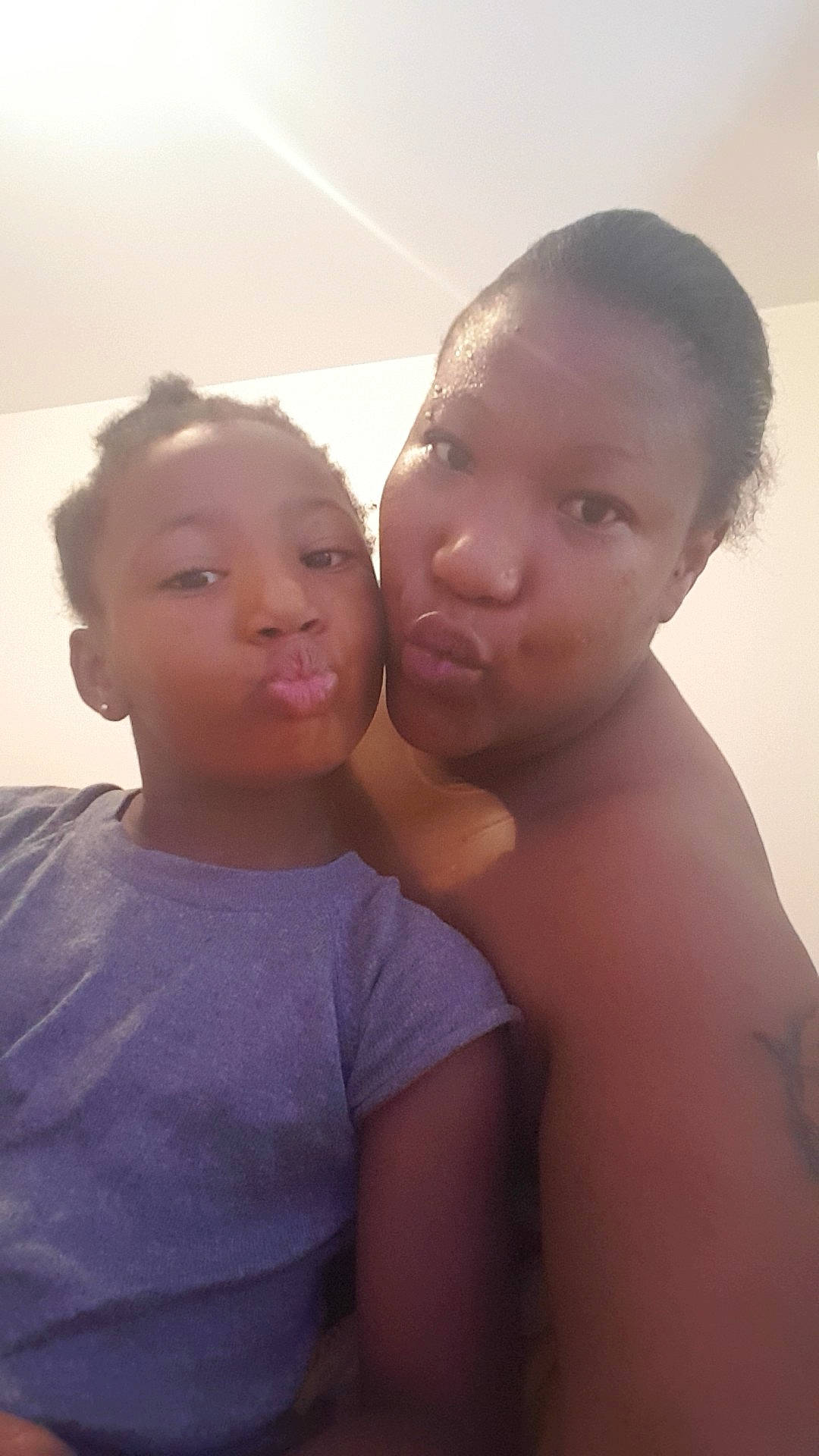 Shaynna a rejoint le concours — aidez-le/la à gagner de superbes lots ! arm, cheek, chin, ear, eye, eyebrow, face, flash_photography, forehead, head, human_body, jaw, joint, lip, mouth, muscle, neck, nose, person, shoulder