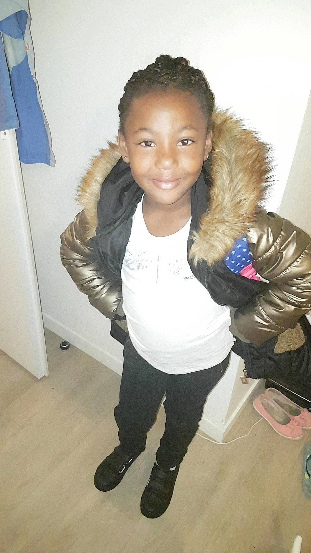 Shaynna a rejoint le concours — aidez-le/la à gagner de superbes lots ! black, black_hair, electric_blue, face, fashion_design, flooring, glove, happy, jacket, joint, joy, knee, long_hair, outerwear, person, shoulder, sleeve, smile, standing, street_fashion