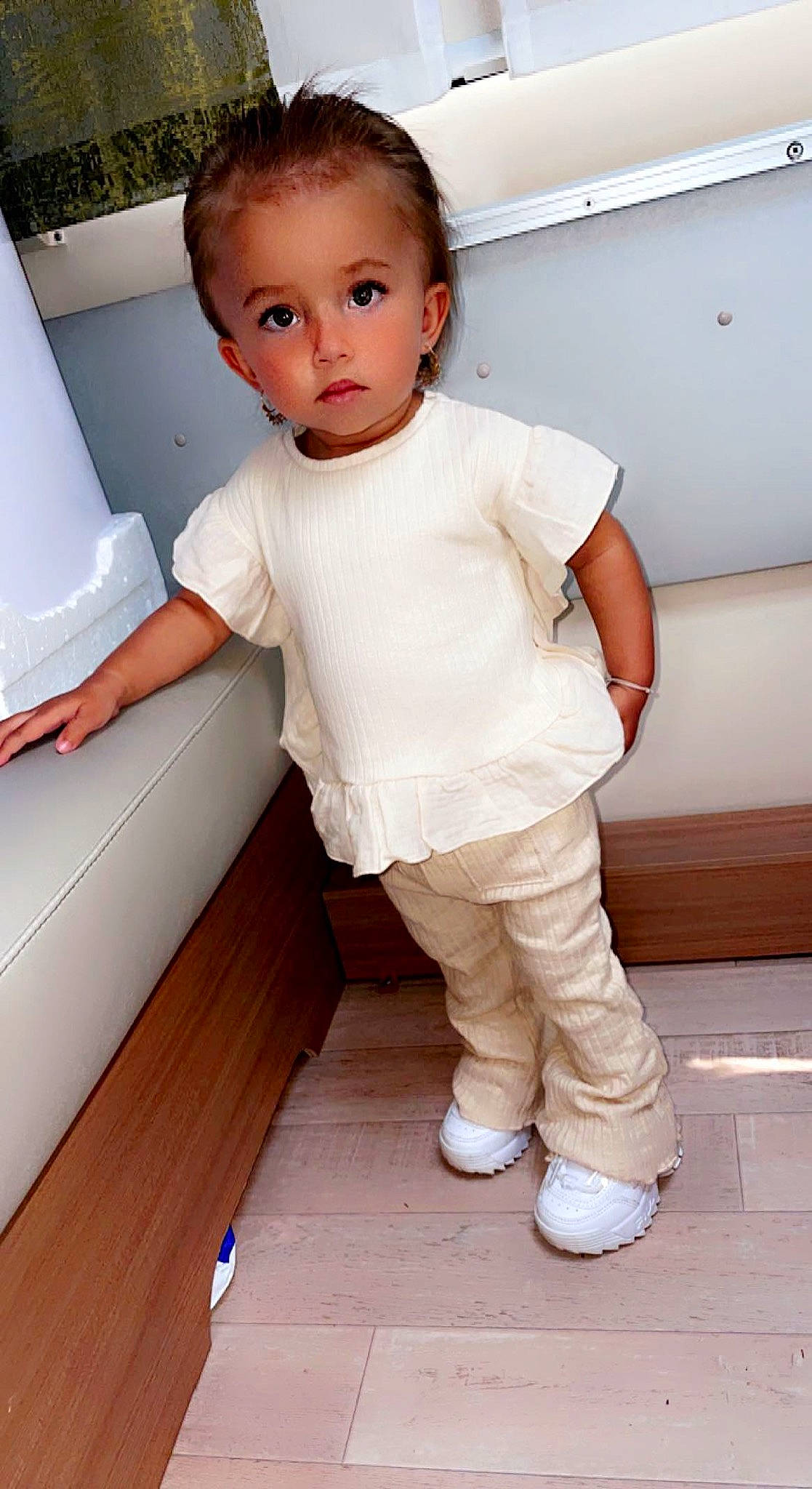 Tessa participe au concours pour gagner de l'argent avec cette photo : baby, baby_toddler_clothing, comfort, elbow, eye, finger, floor, flooring, hardwood, joint, knee, leg, person, shoulder, skin, sleeve, standing, thigh, toddler, white